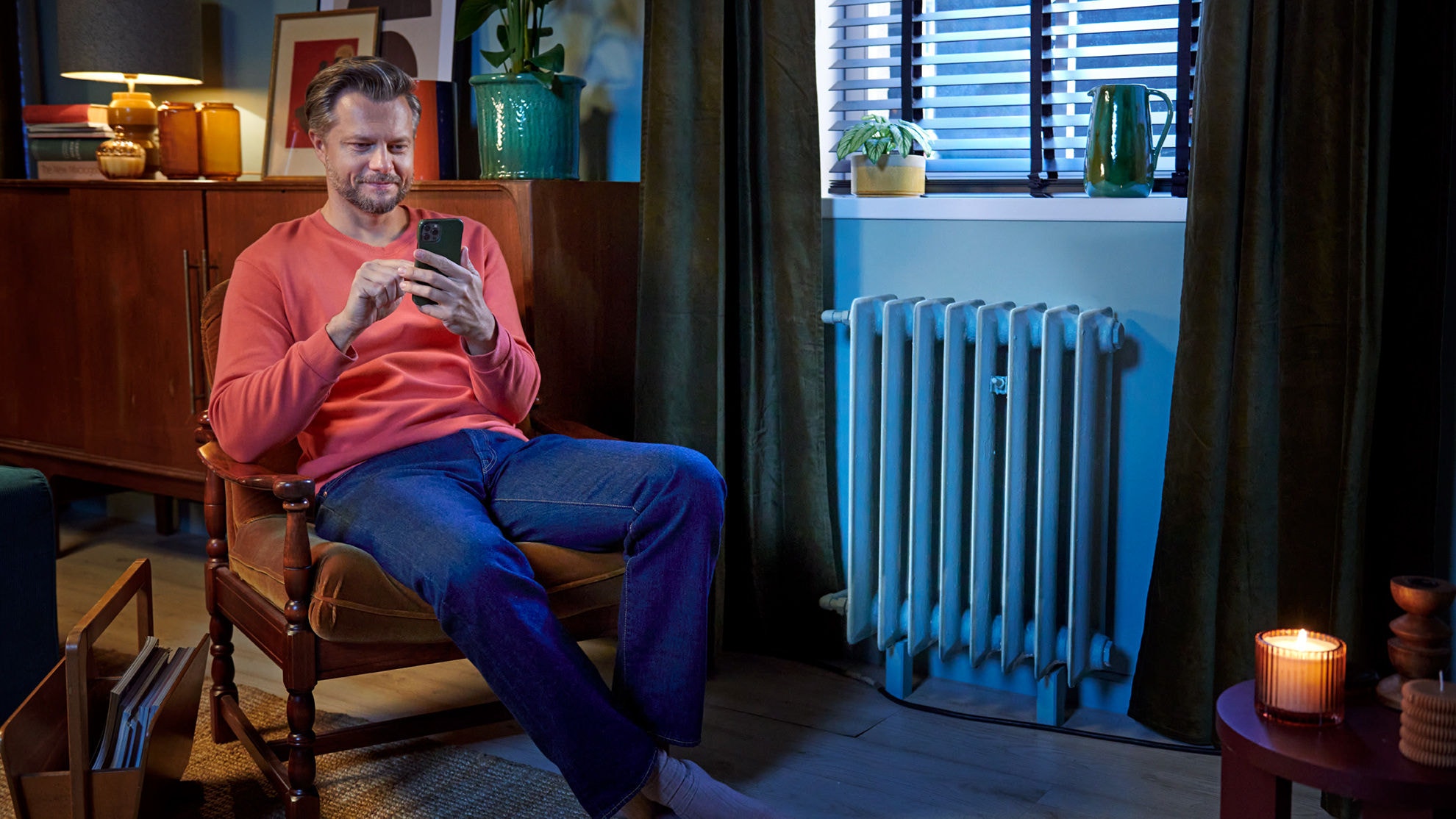 Man gebruikt Onecta-app om zijn lucht/water-warmtepomp aan te sturen