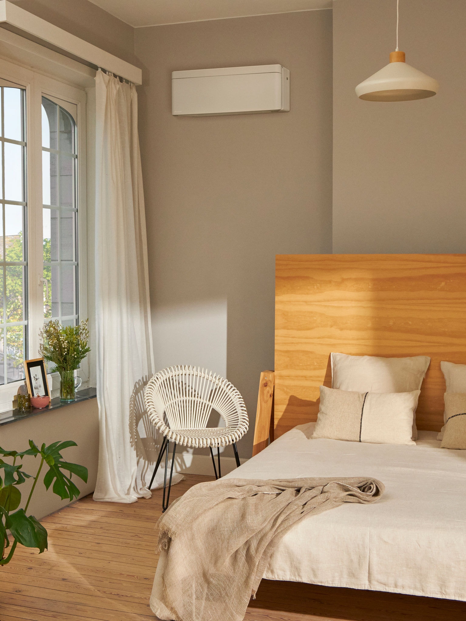 Salon joliment décoré avec un système de climatisation mural blanc