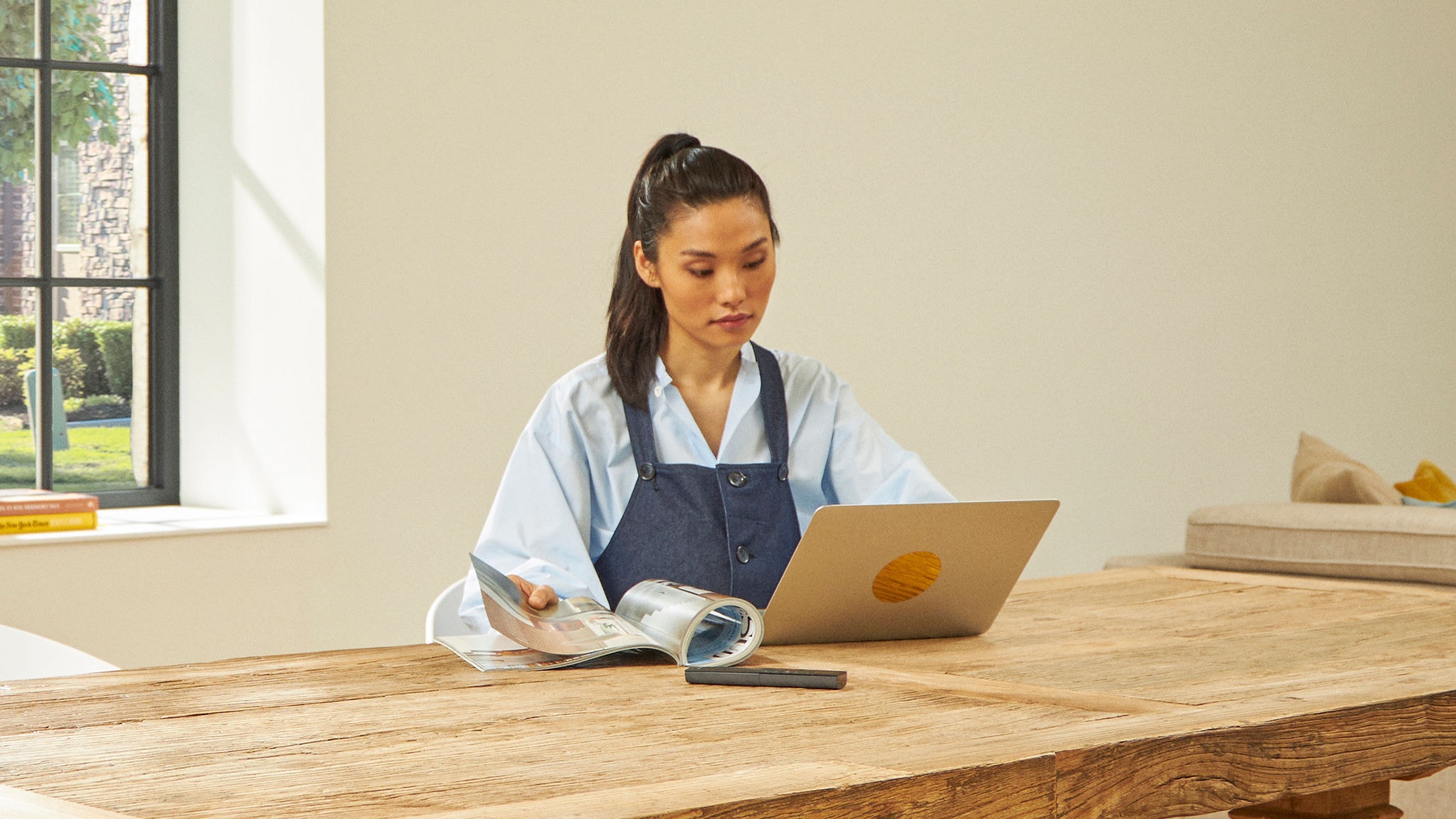 Une femme travaillant à son bureau