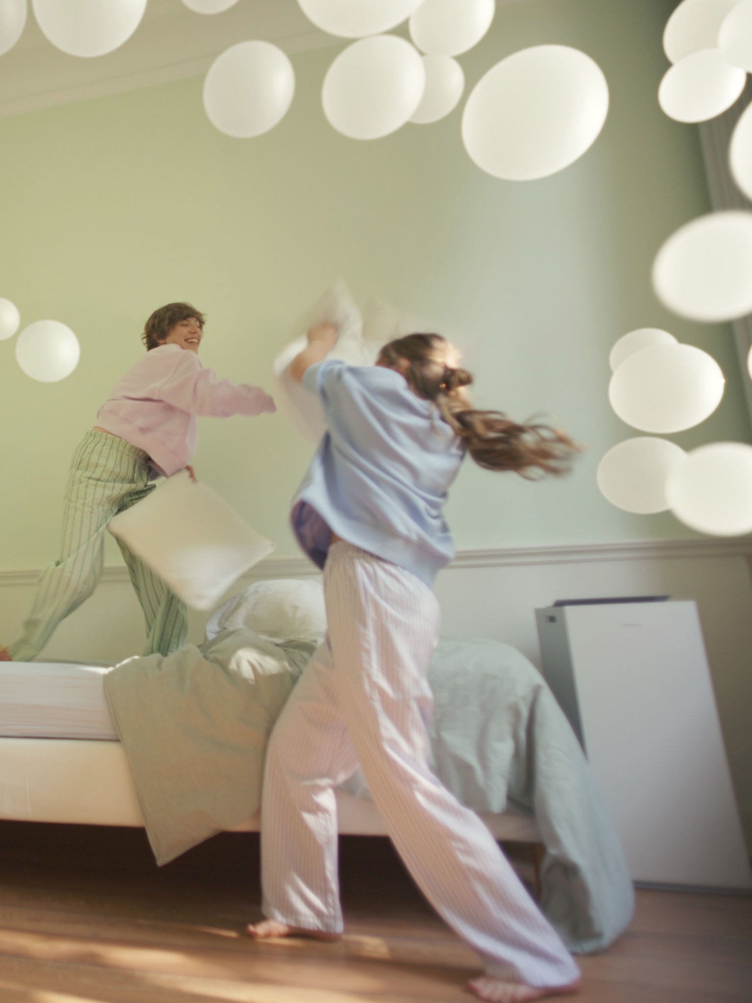 Twee meisjes spelen in een slaapkamer met gebalanceerde luchtvochtigheid, dankzij de luchtreiniger van Daikin