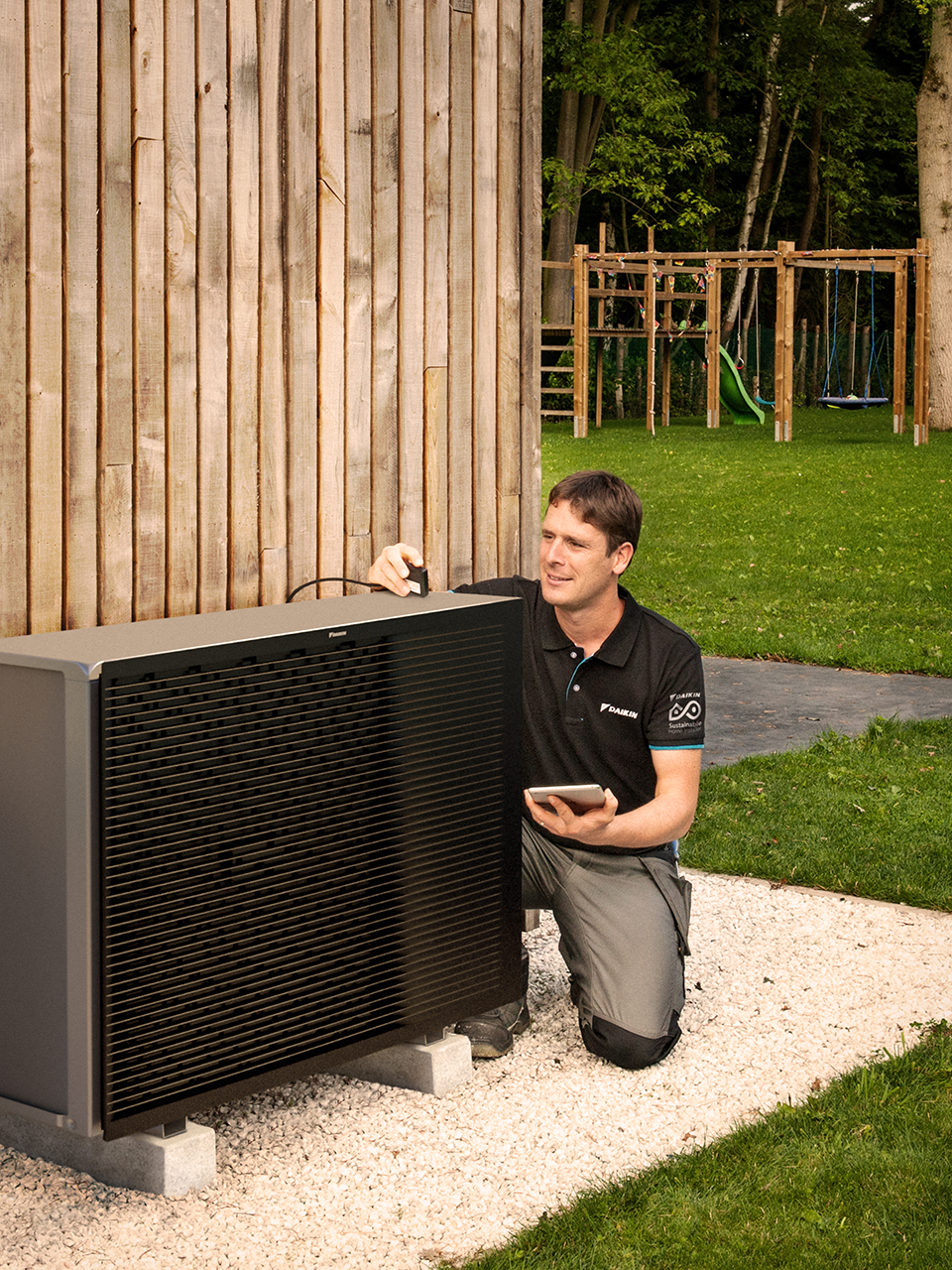 Een installateur die een buitenunit installeert