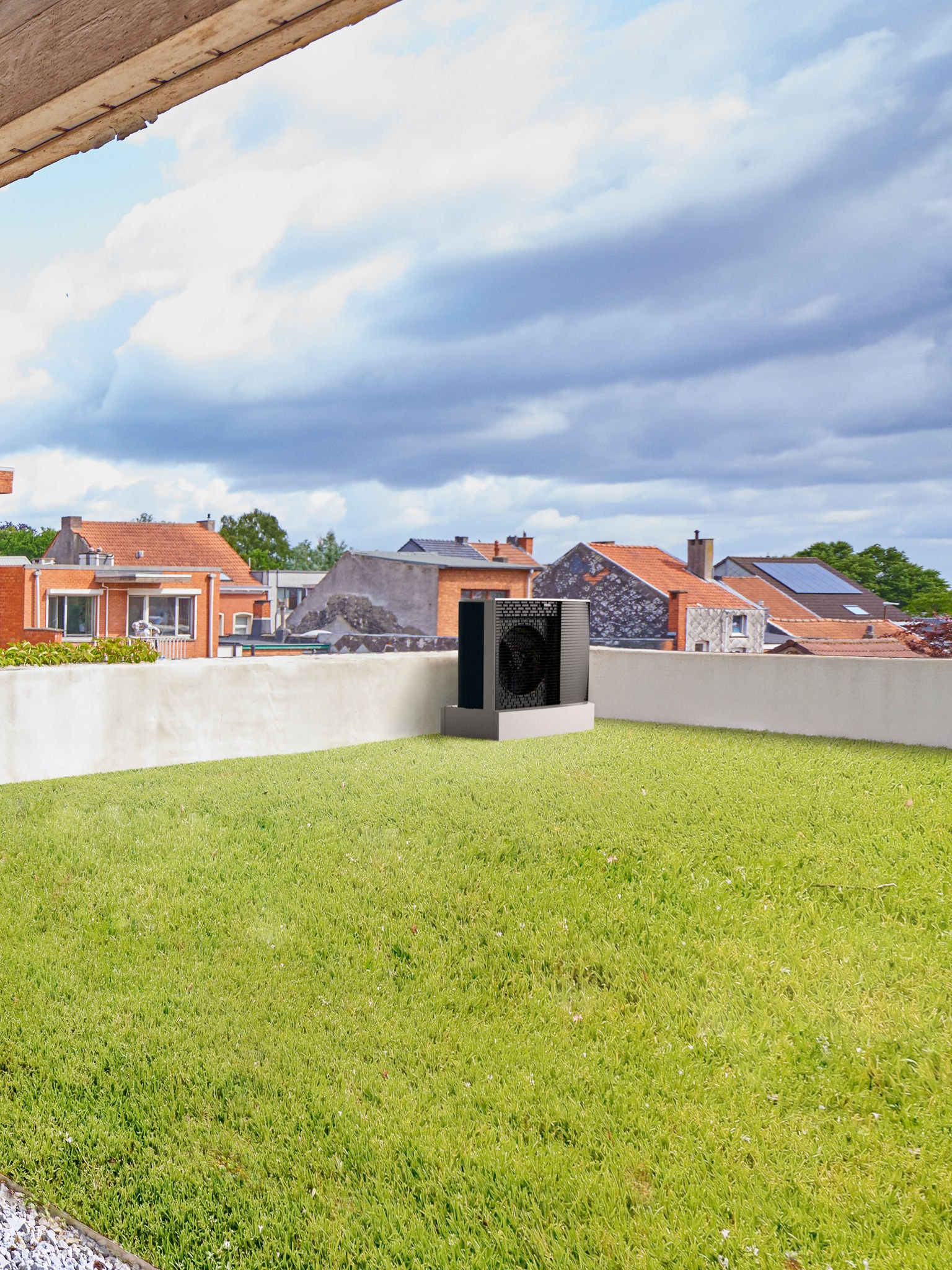 Afbeelding links: tuin met gazon en een warmtepomp in de hoek