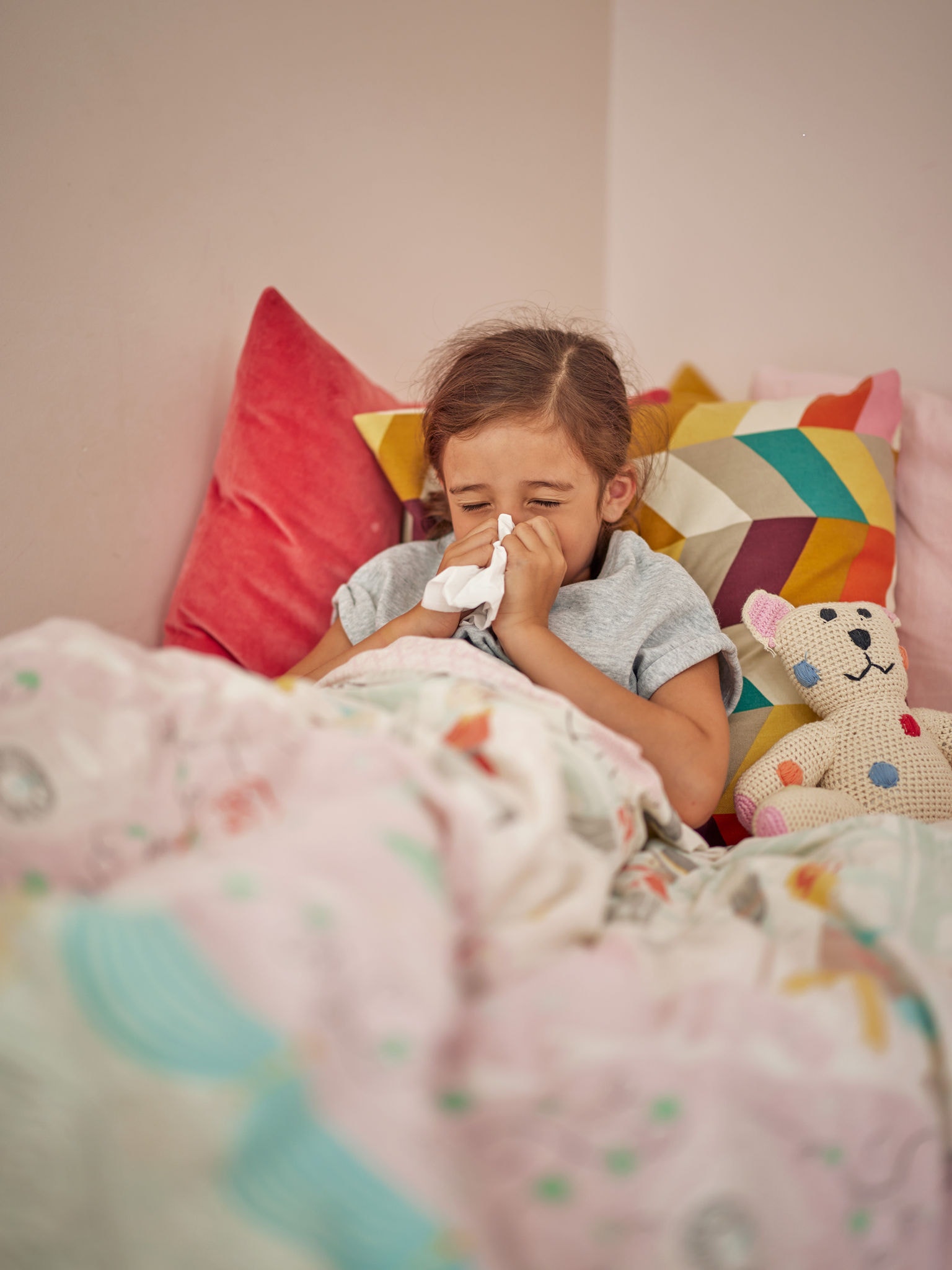 Un enfant souffre de virus respiratoires à cause de la poussière domestique