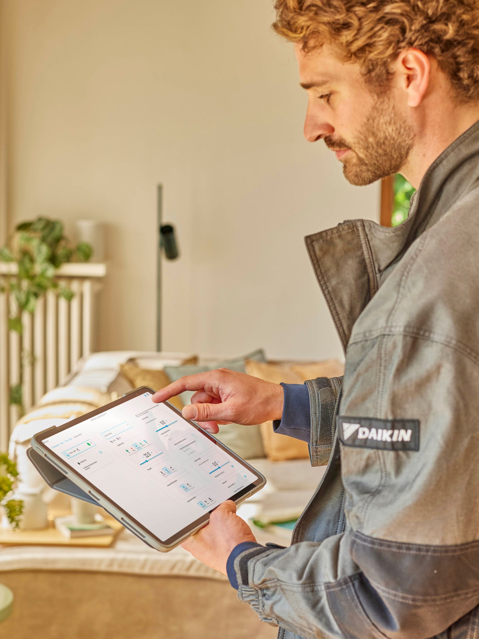 Installateur bewaakt op afstand de prestaties van Multi Split