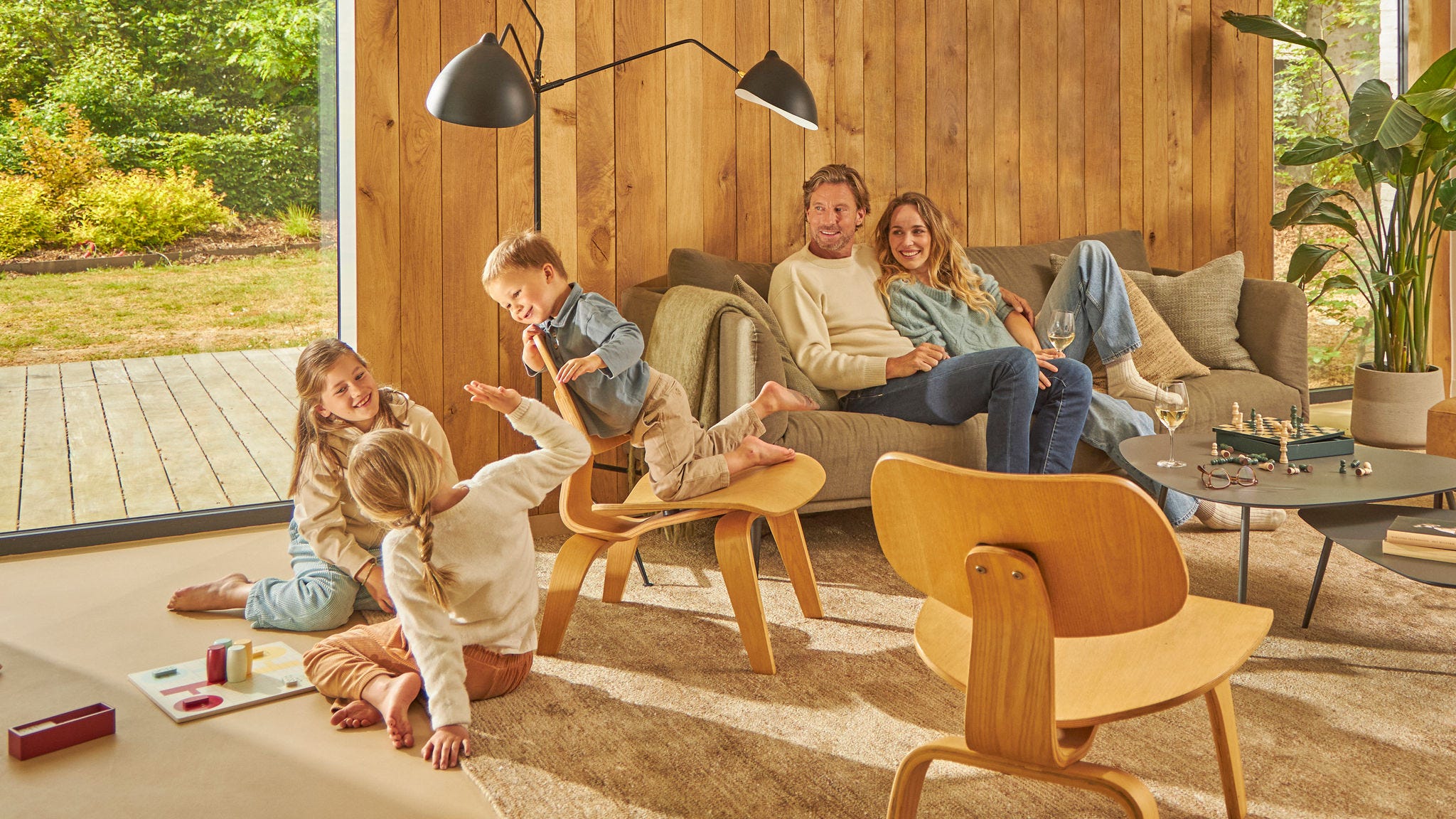 Gezin die samen in de woonkamer zijn