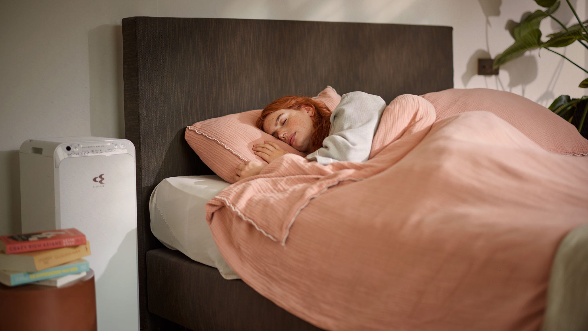 Une femme passe une bonne nuit de sommeil grâce à un purificateur d'air