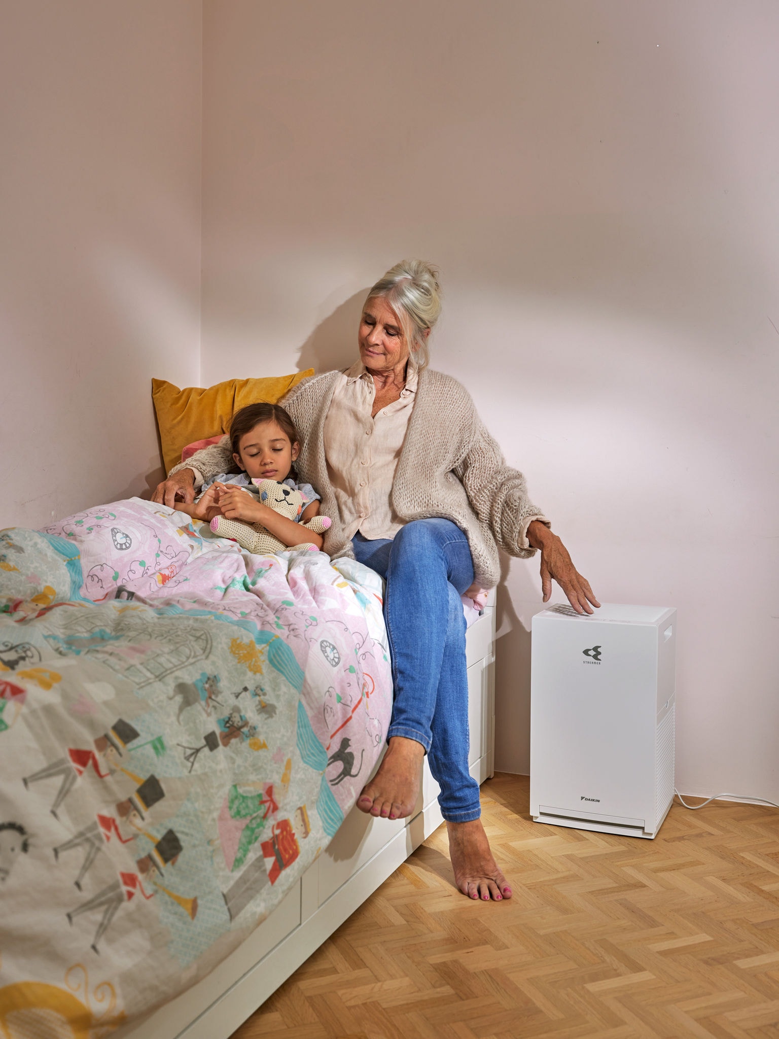 Une chambre d'enfant exempte de substances irritantes en suspension dans l'air grâce à un purificateur d'air