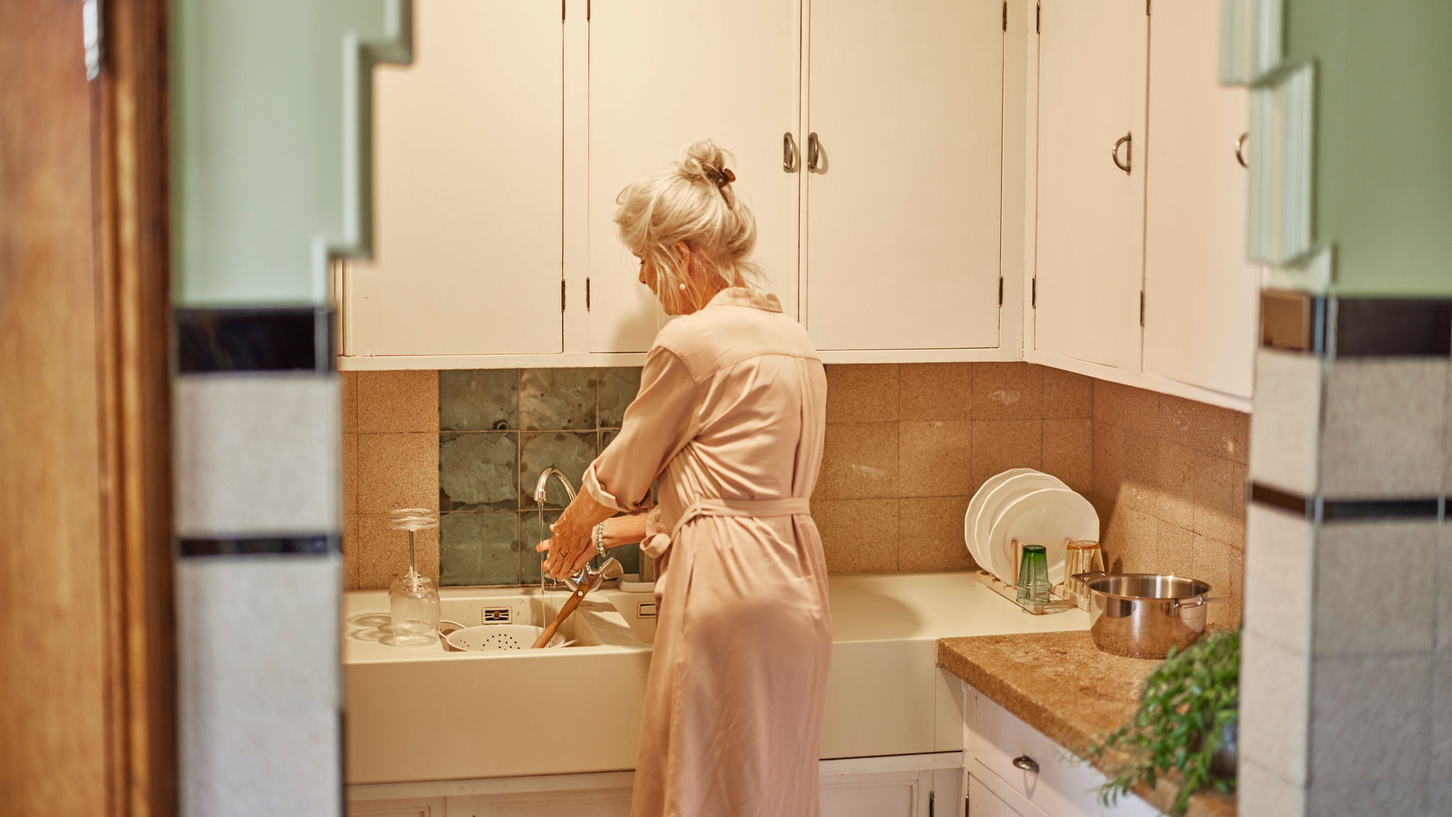 Vrouw wast af met warm water uit Multi-Split