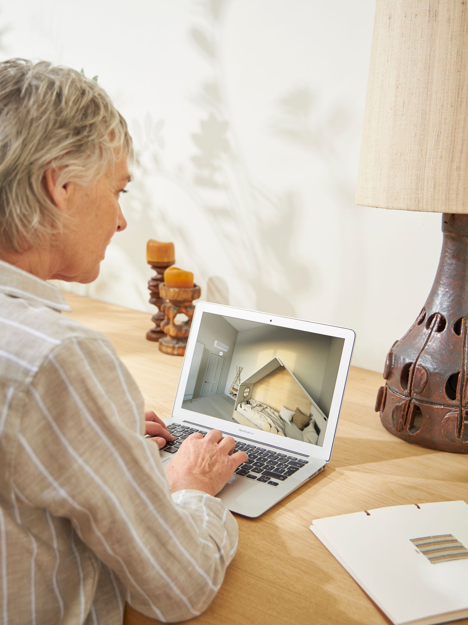Vrouw die de Daikin showroom ontdekt via virtuele realiteit