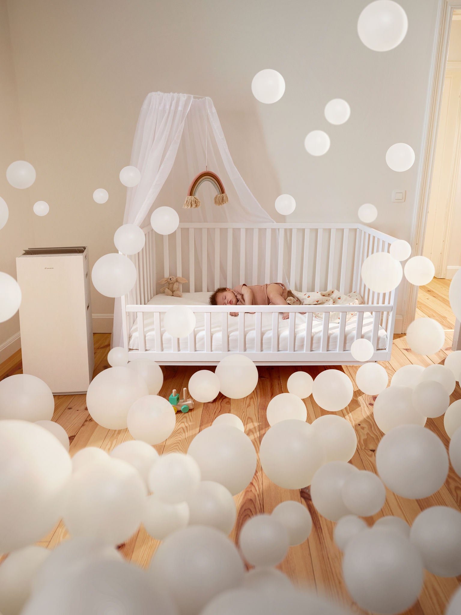 Baby slaapt vredig in een kinderkamer met een luchtreiniger, genietend van schone lucht en een gezonde binnenluchtkwaliteit
