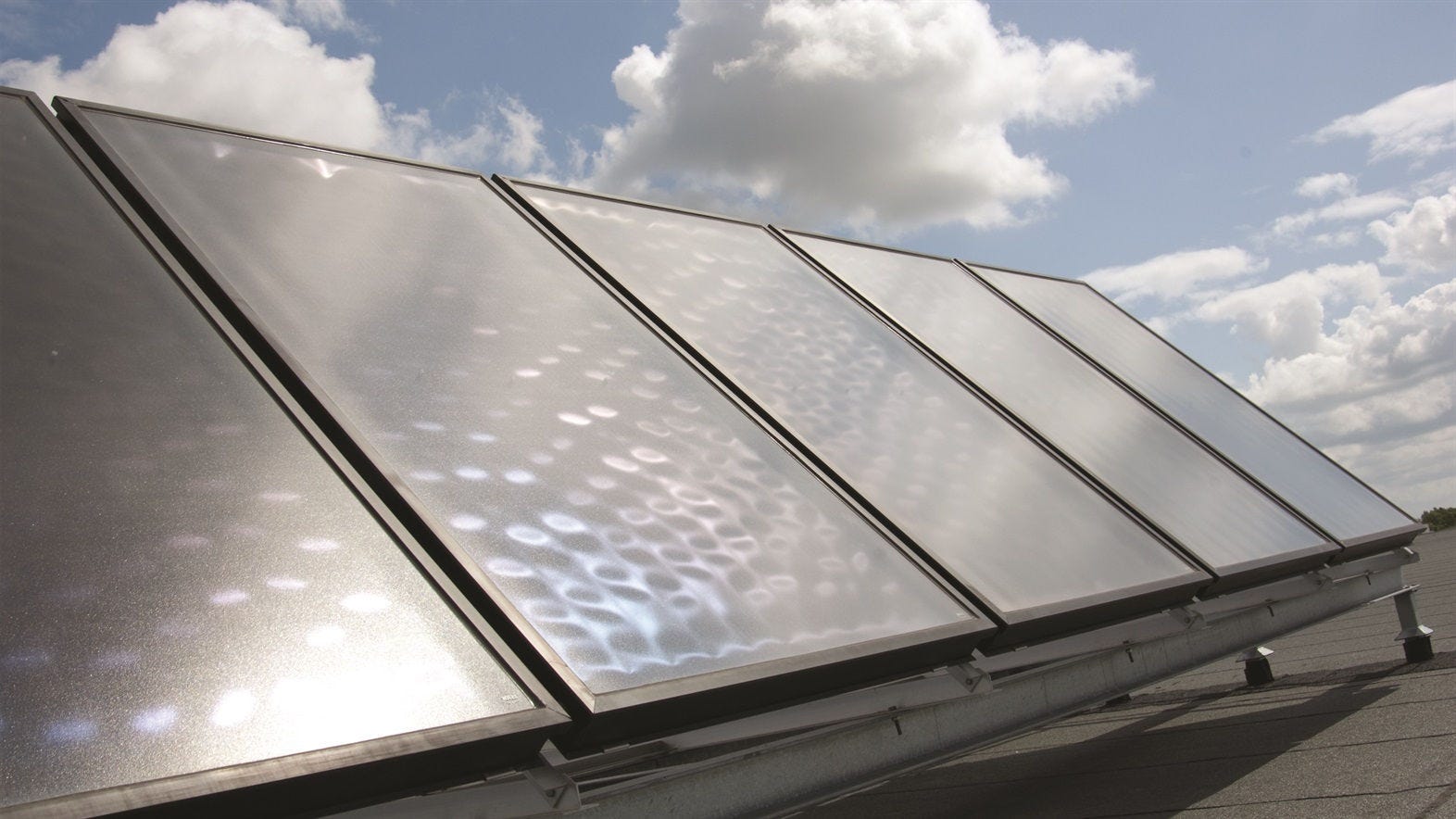 Panneaux solaires installés sur le toit et reliés à une pompe à chaleur Daikin pour créer une synergie et économiser de l'argent