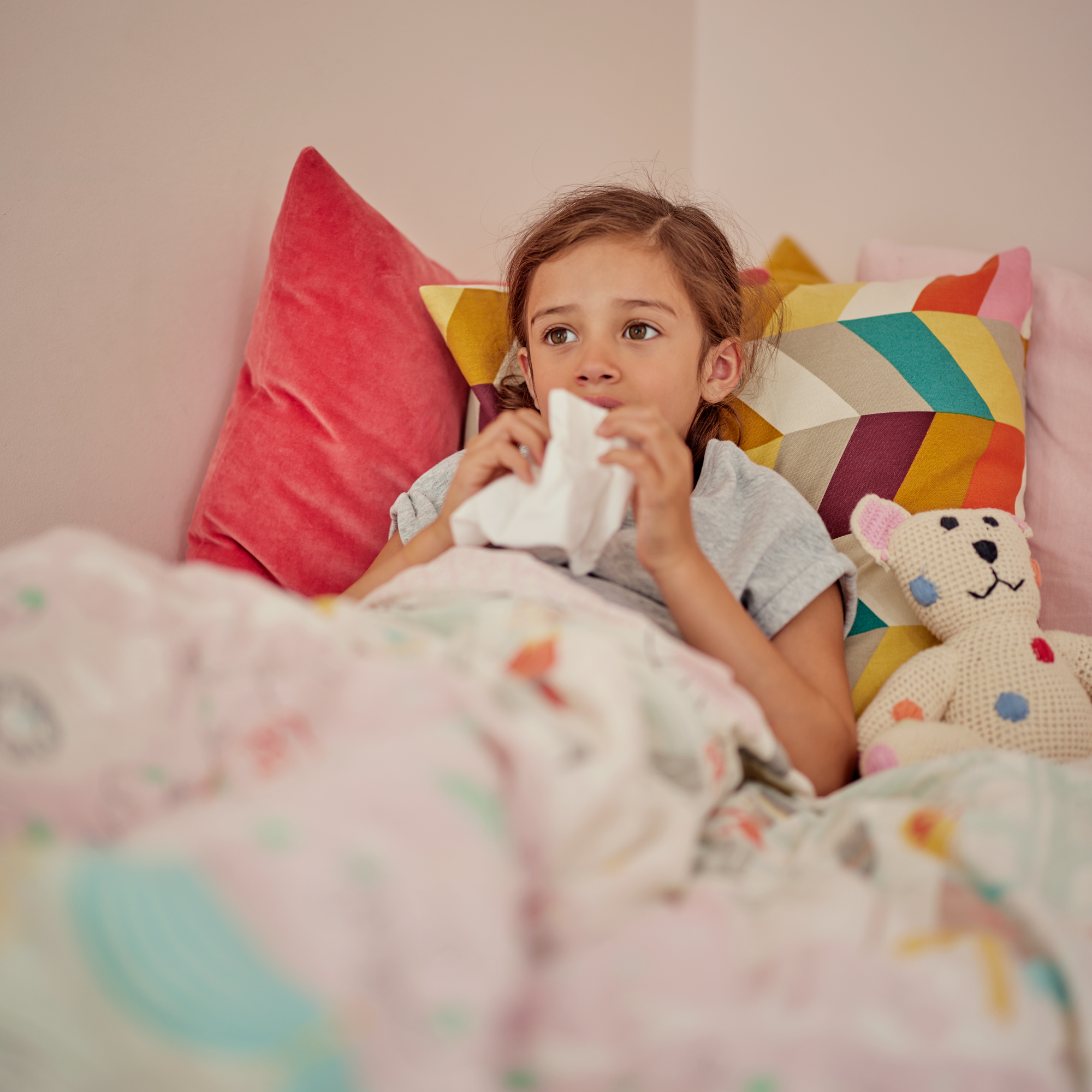 Une mère met son enfant au lit dans un logement sain grâce au purificateur d'air Daikin installé dans la chambre d’enfant.