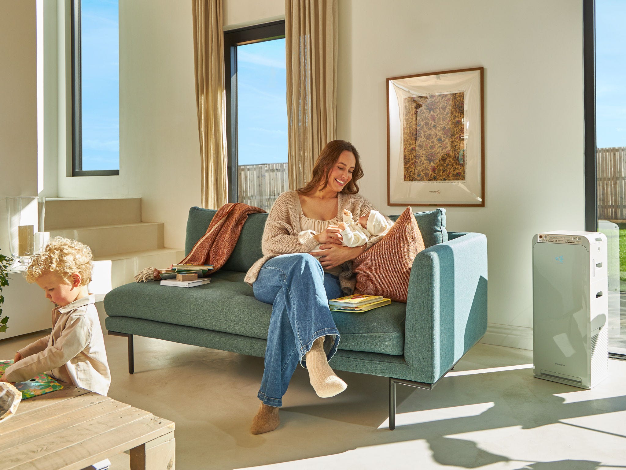 Une mère avec ses deux enfants dans le salon