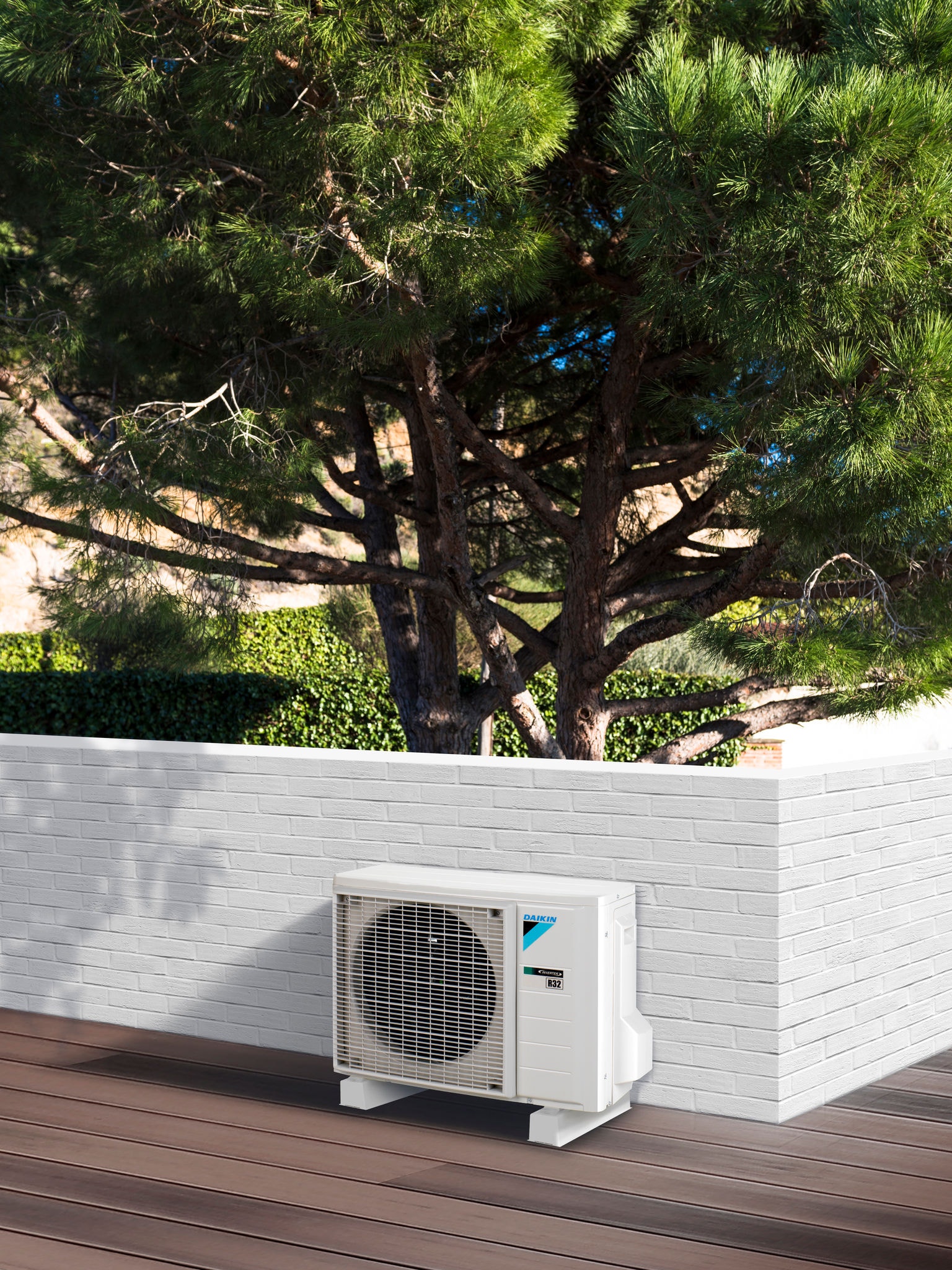 Buitenunit van een klimaatoplossing op een terras