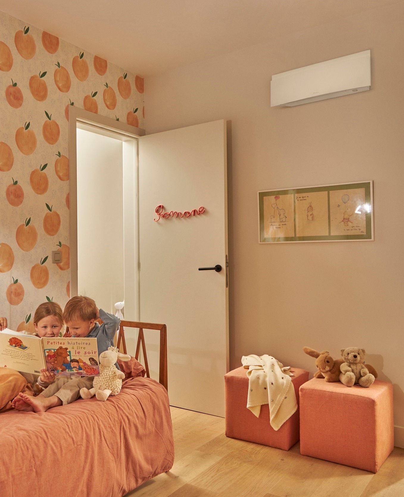 Kinderen lezen een boek in de kinderkamer