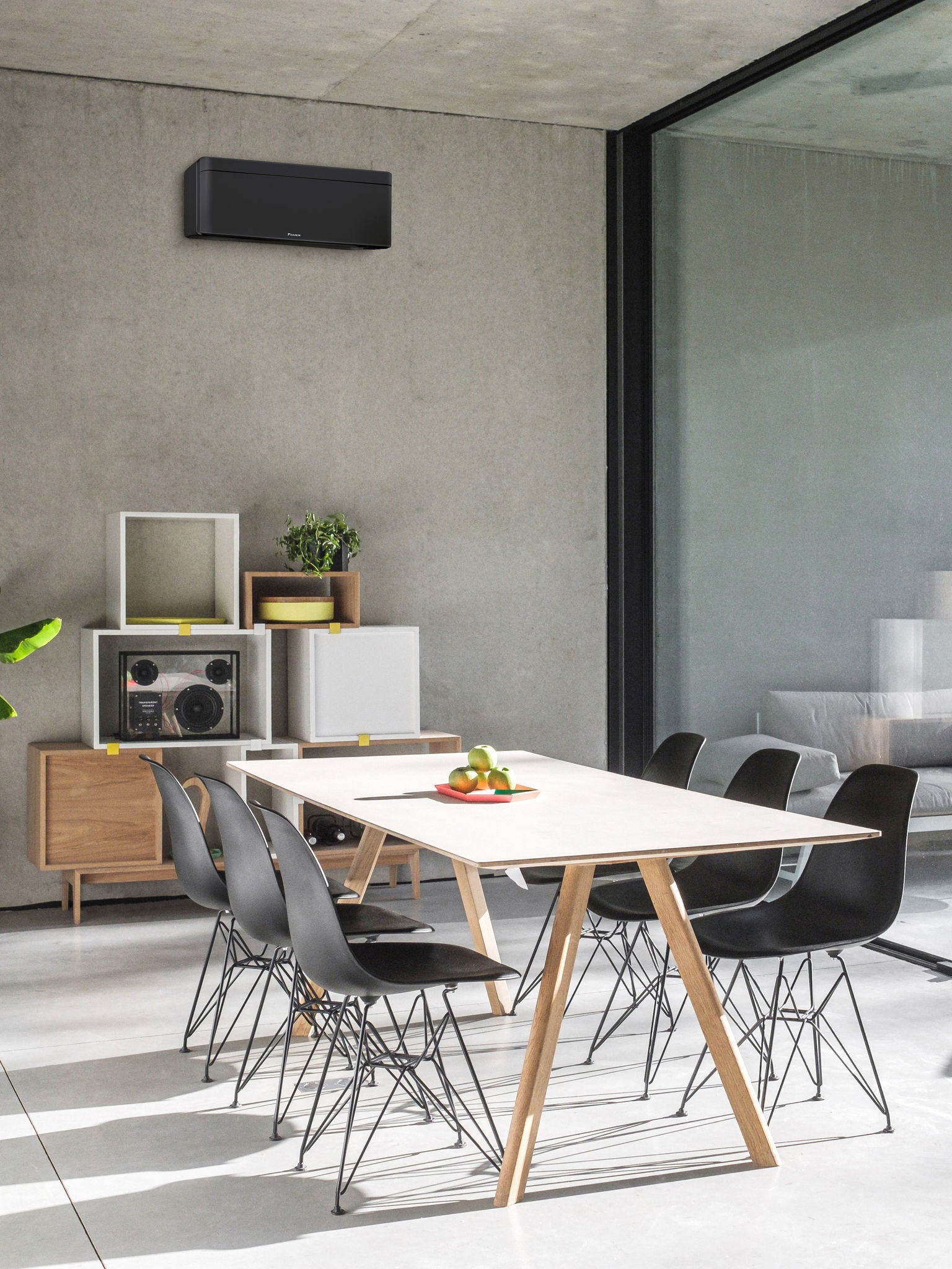 Salle à manger avec grande fenêtre et installation d'une pompe à chaleur air-air murale