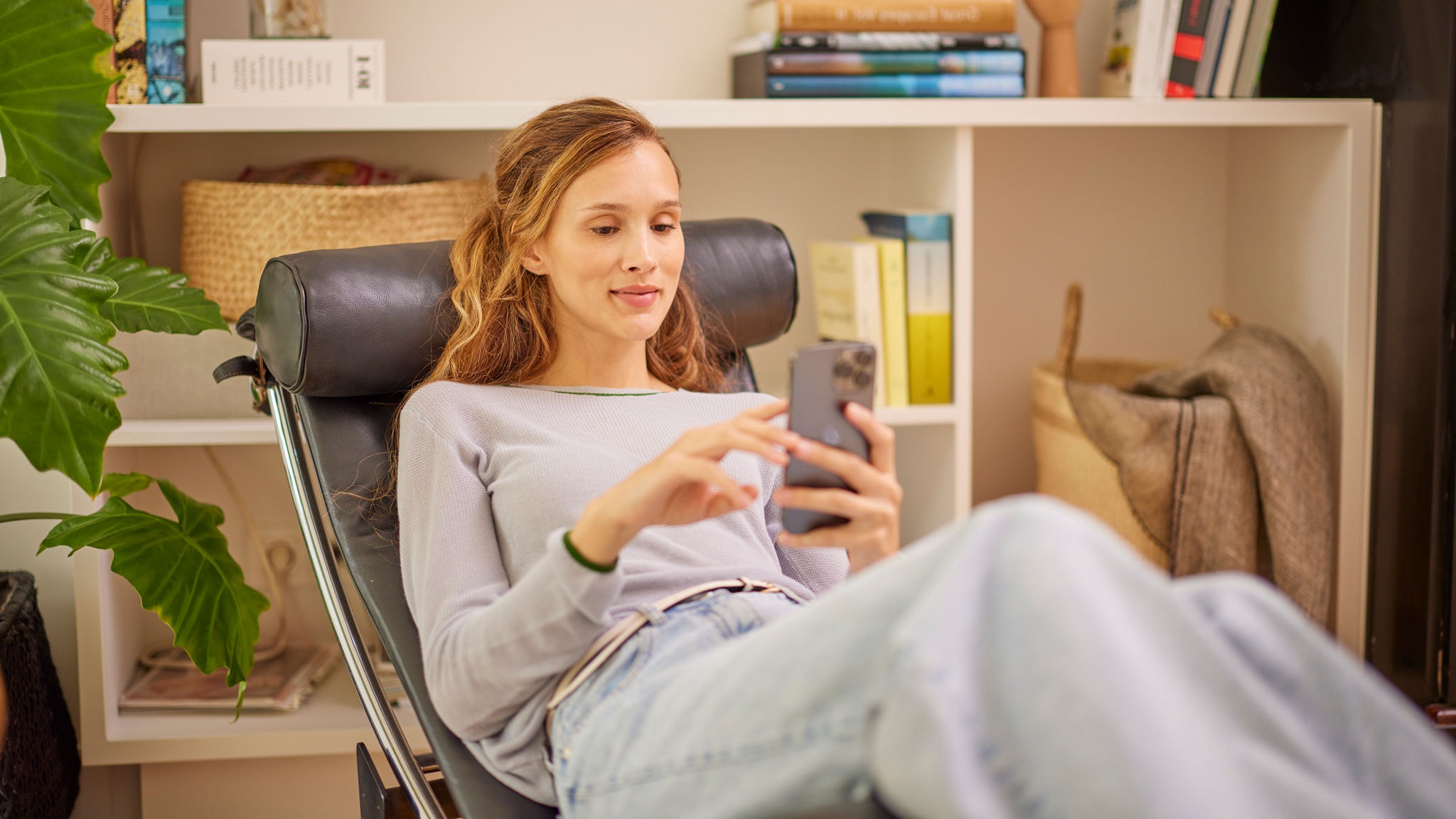 Homeower utilise l'application Onecta pour contrôler son purificateur d'air afin de purifier l'air intérieur.