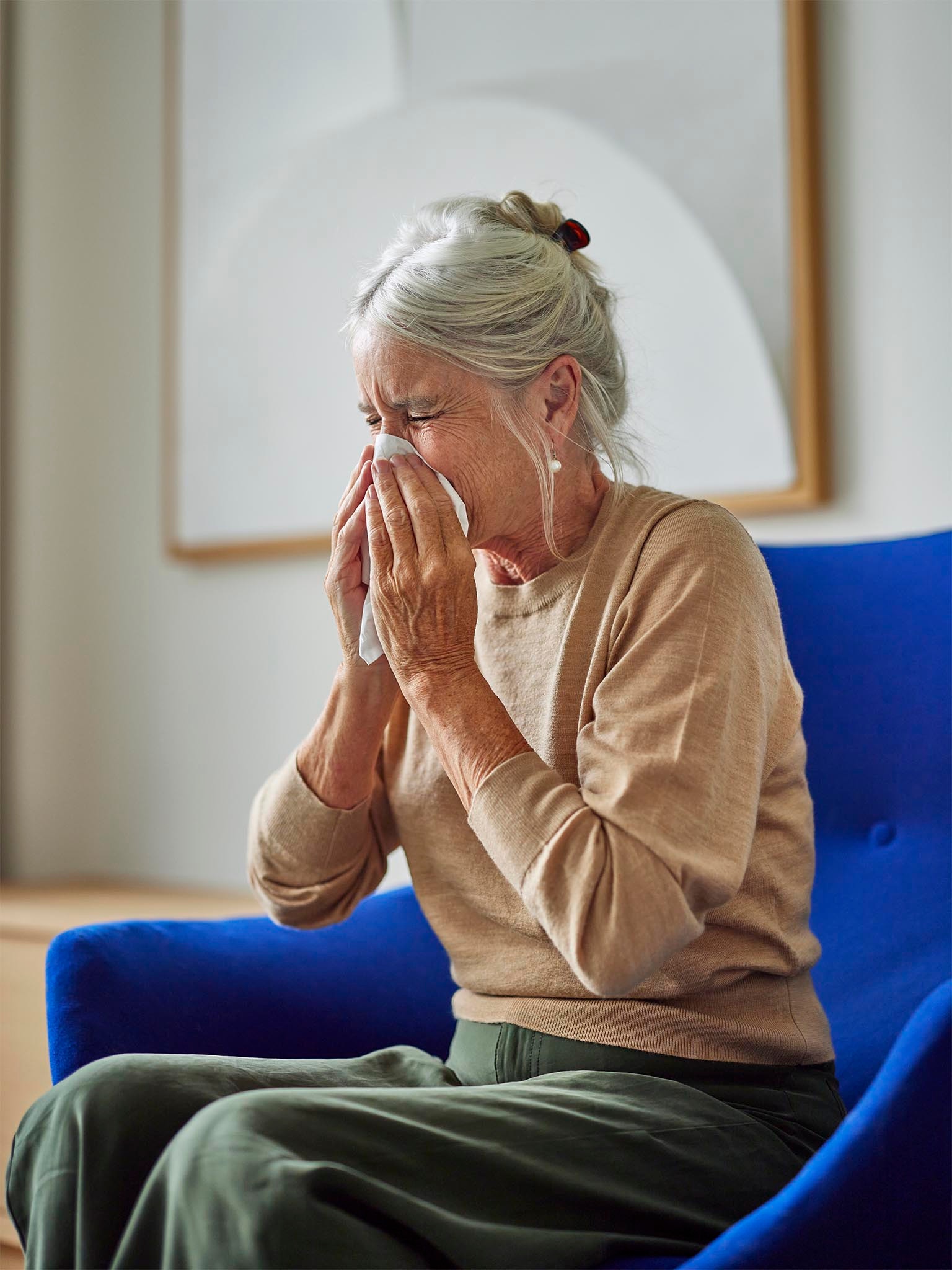 Femme éternuant à cause d'allergies