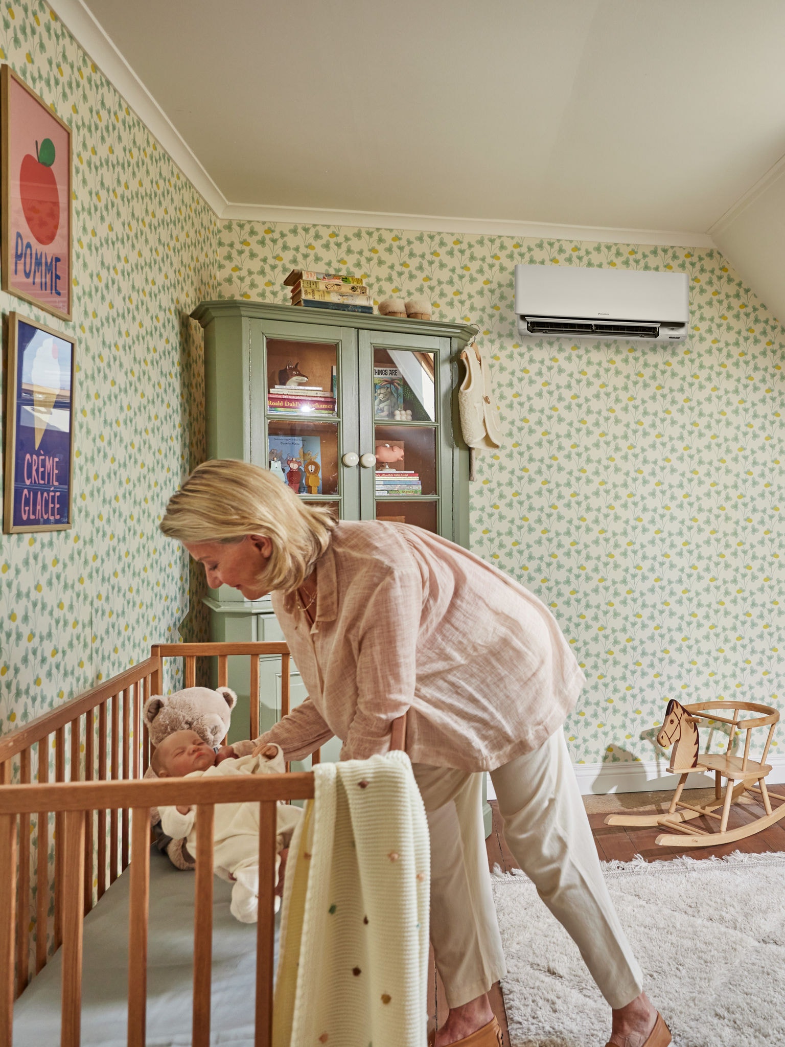 Mère mettant son enfant au lit le soir