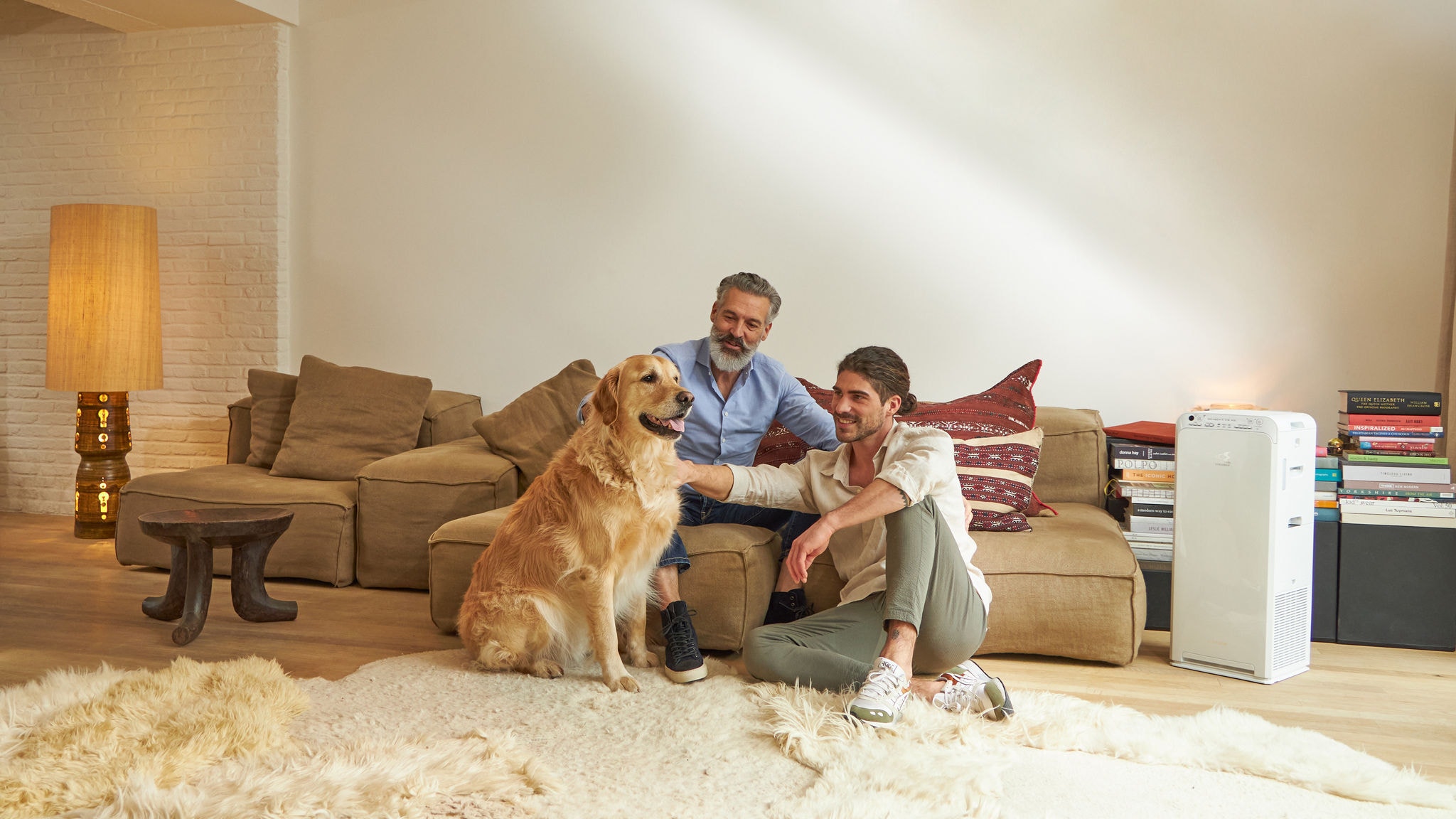 Famille avec chien purifiant l'air avec un purificateur d'air