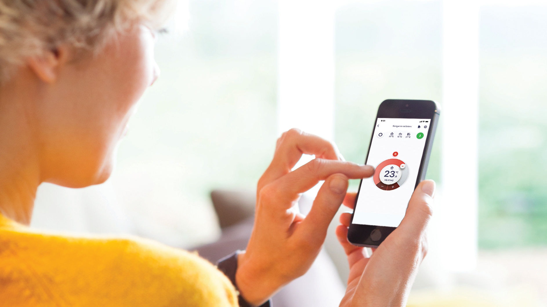 Vrouw gebruikt de Onecta app op haar smartphone