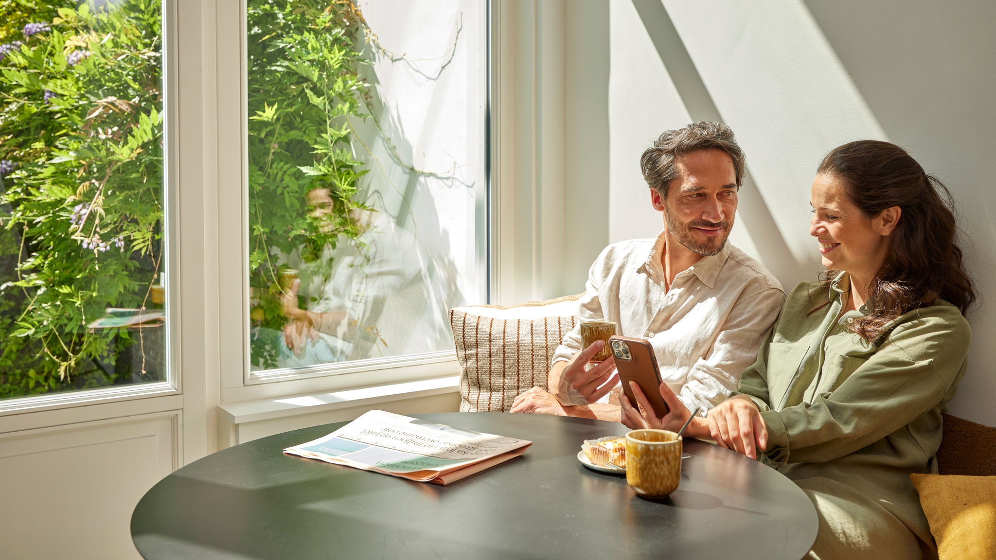 Koppel geniet in hun woning van duurzame verwarming met uitzonderlijke efficiëntie en prestaties