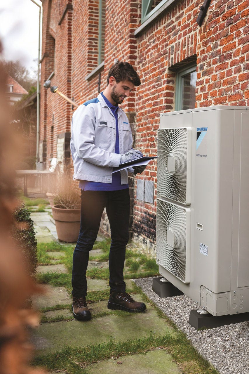 Un homme installant une unité extérieure