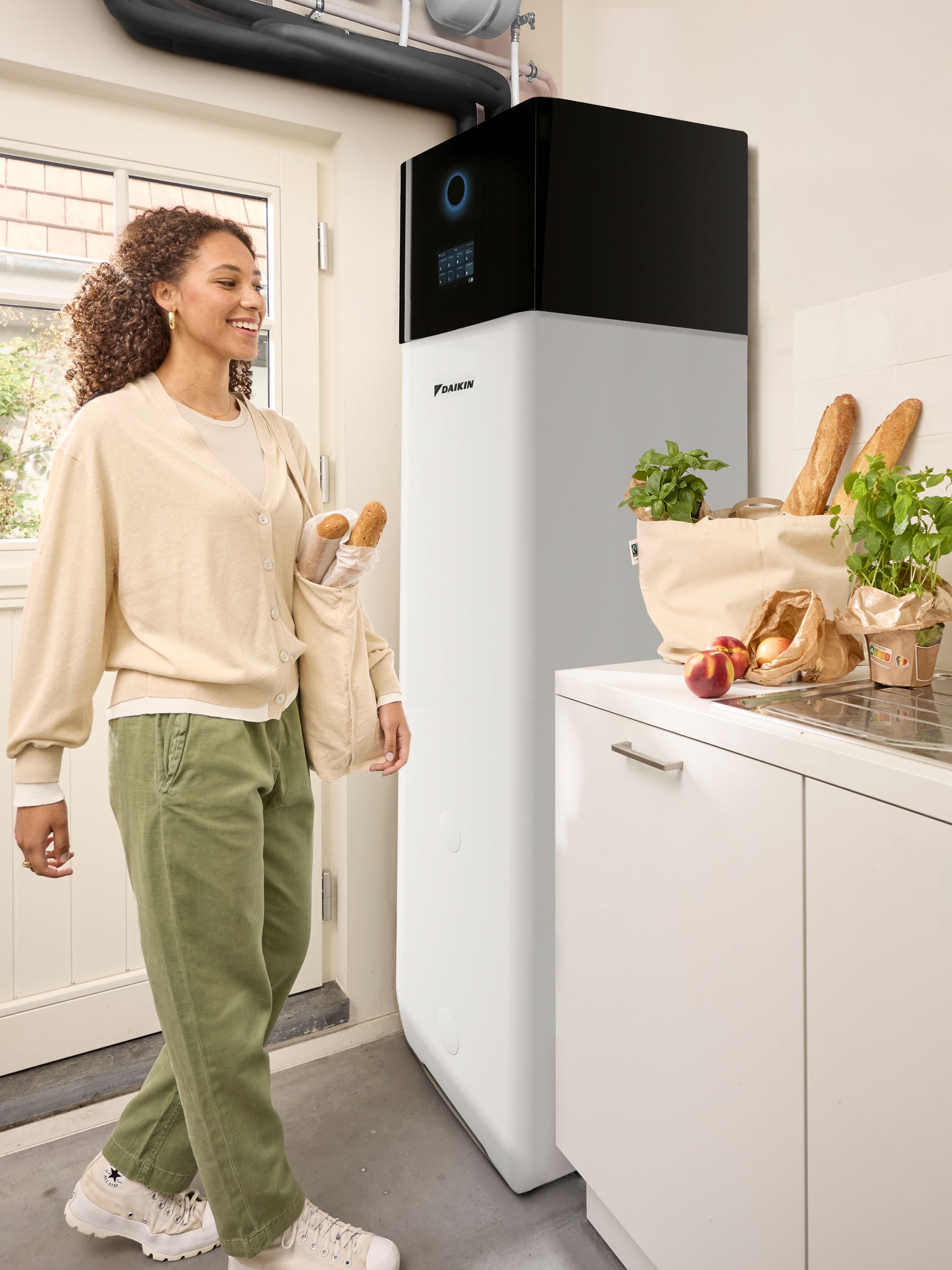 Femme revenant chez elle avec des sacs de course