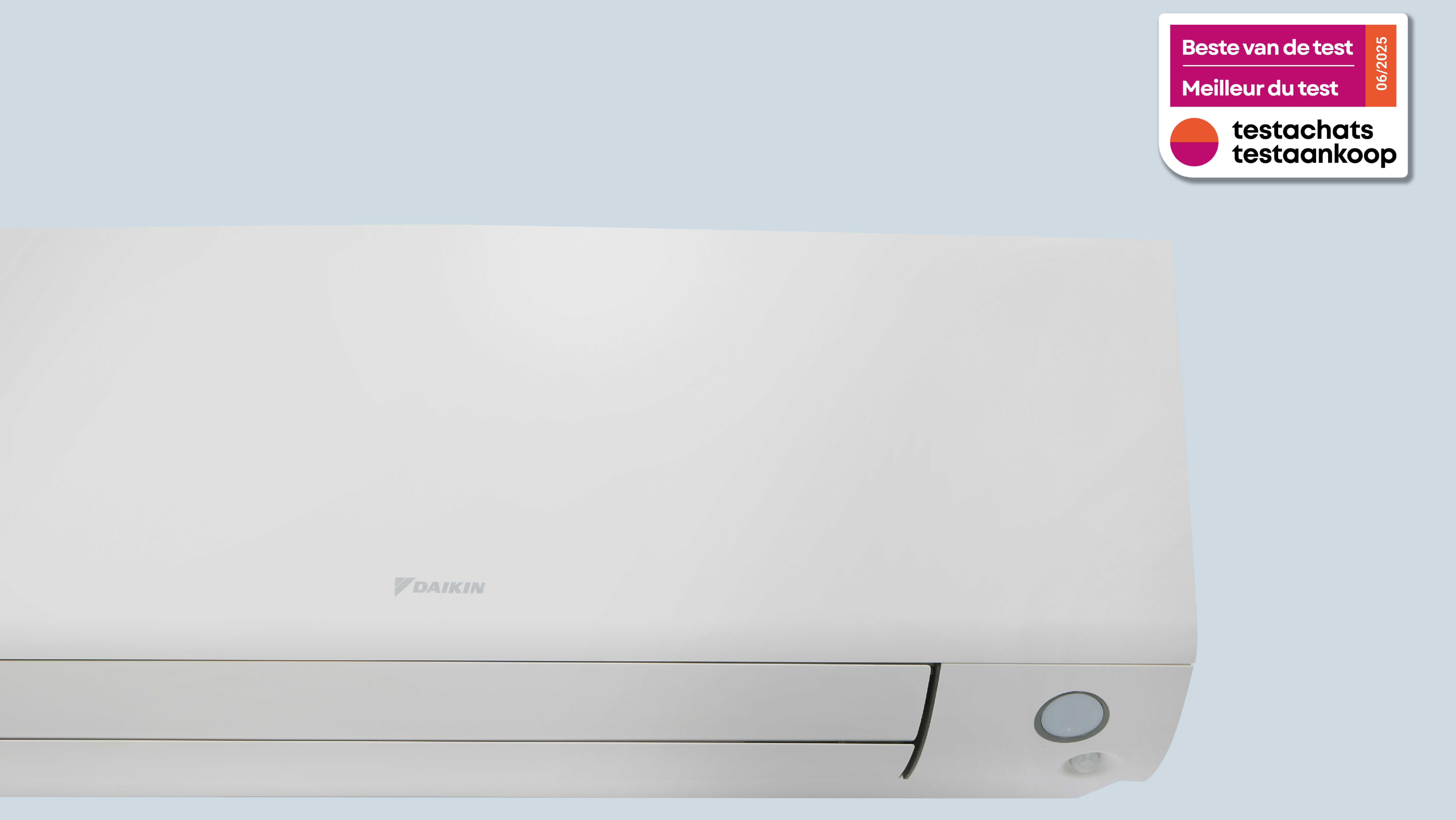 Dame lisant sur un lit dans une chambre à coucher confortable avec un climatiseur à pompe à chaleur installé au-dessus de la porte, pour une climatisation économe en énergie