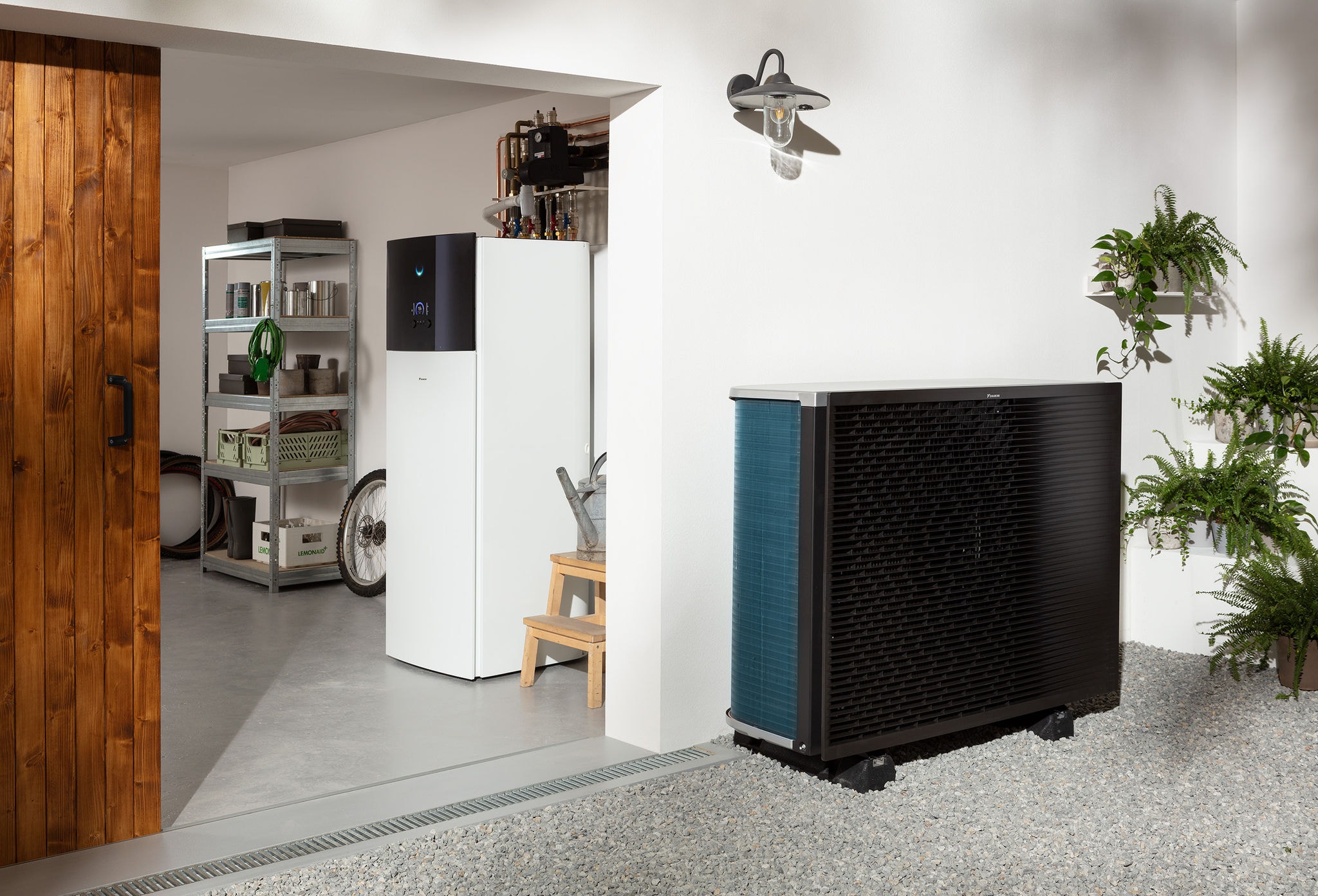 Pompe à chaleur Daikin Altherma installée dans un local de stockage