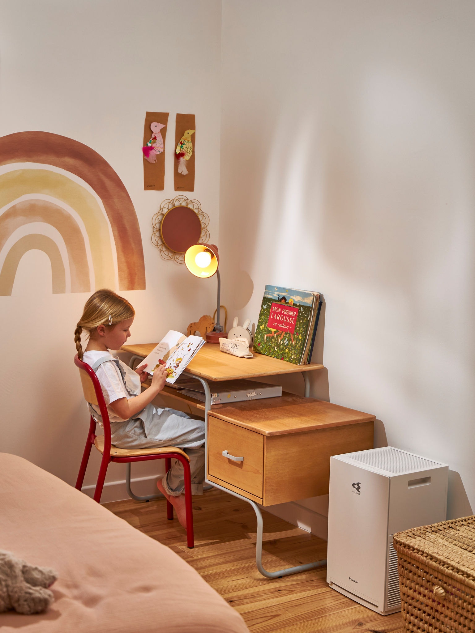 Enfant en train de lire à côté d’un purificateur d’air