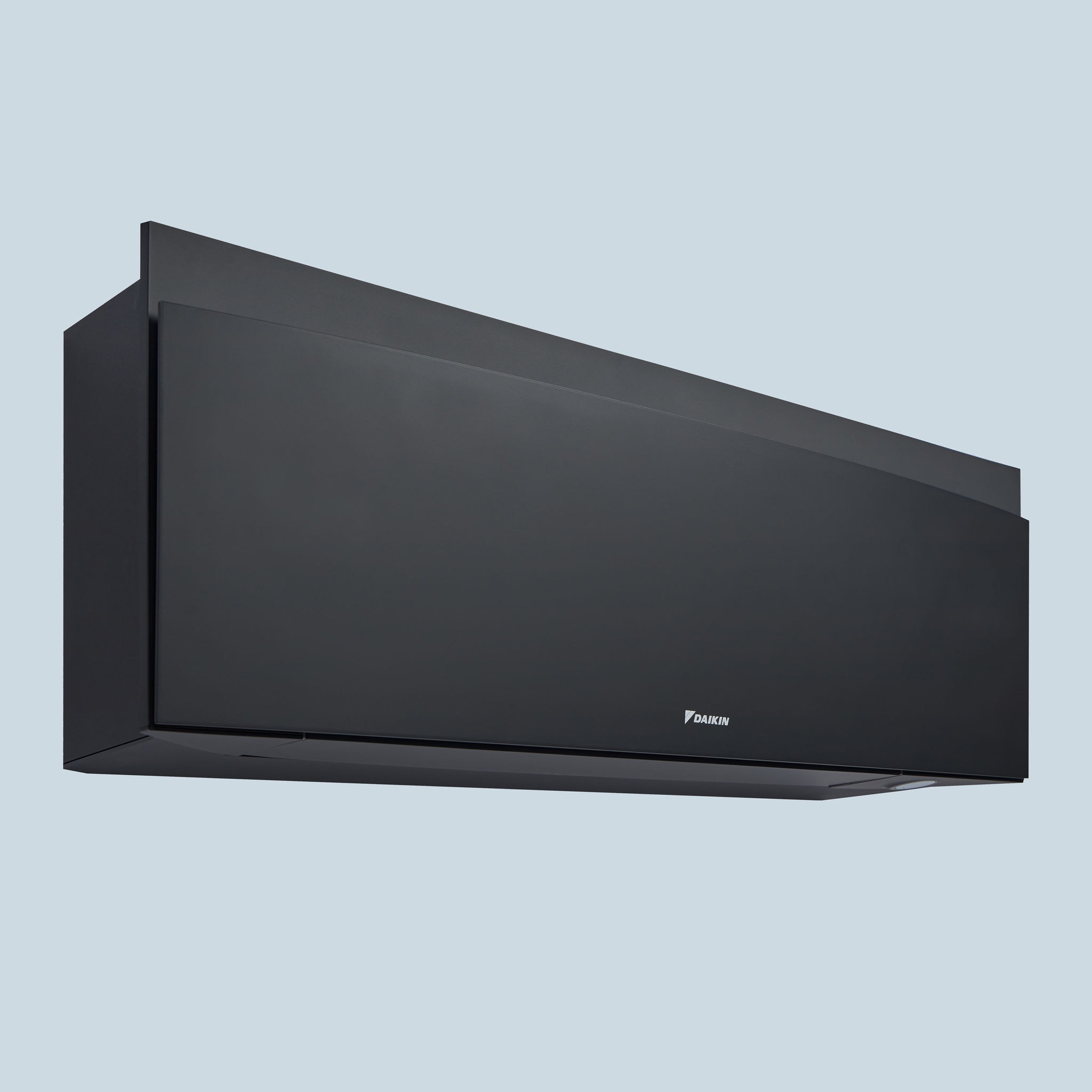 Vrouw zit comfortabel in de woonkamer dankzij lucht/lucht warmtepompen van Daikin