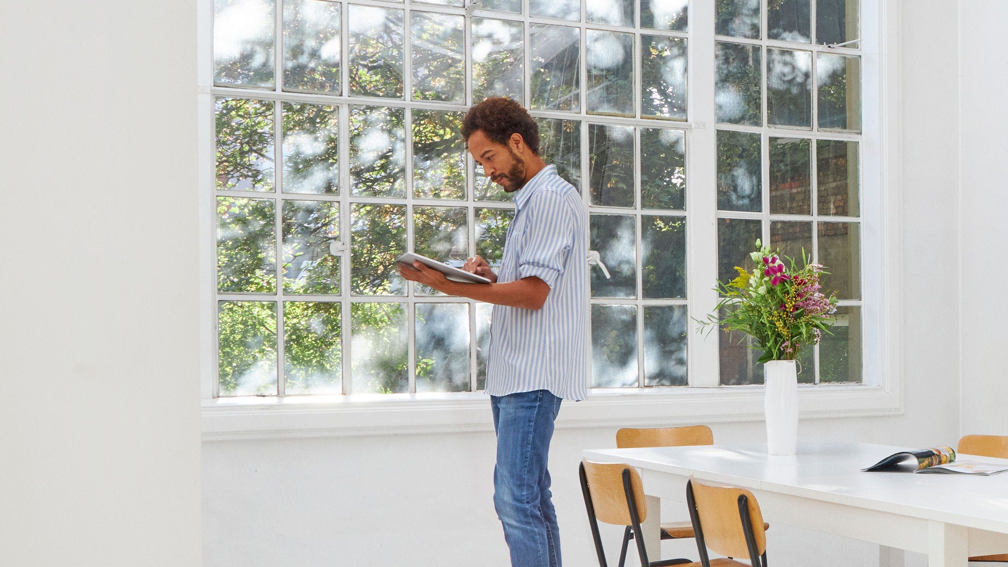 Man bekijkt de warmtepompen van Daikin om zijn huidig verwarmingssysteem te vervangen