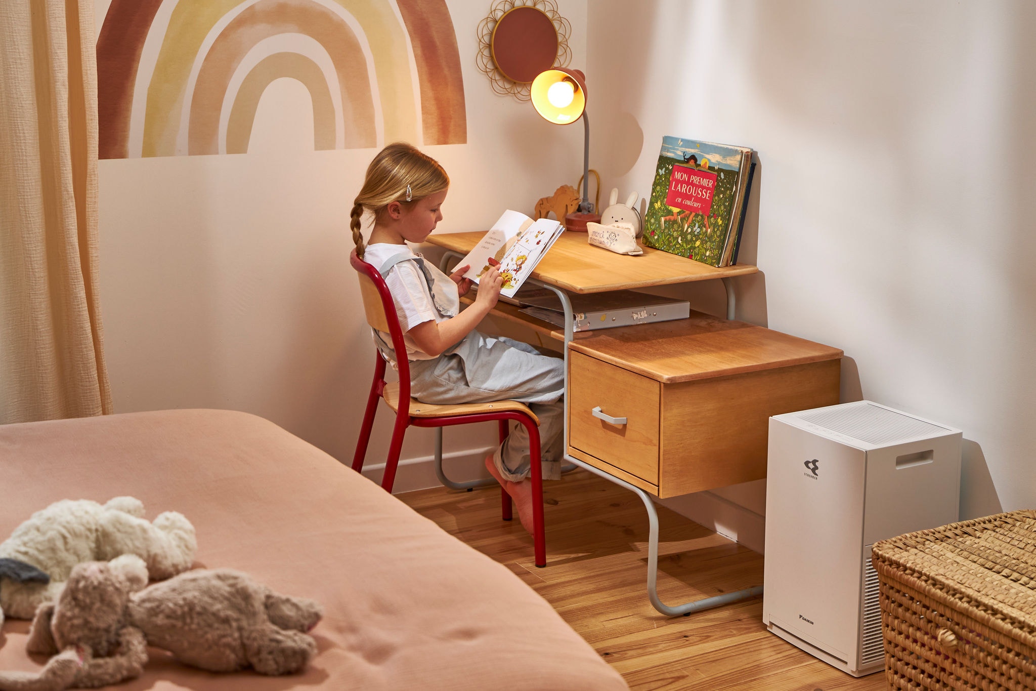 Enfant profitant d'un air pur et sain dans sa chambre