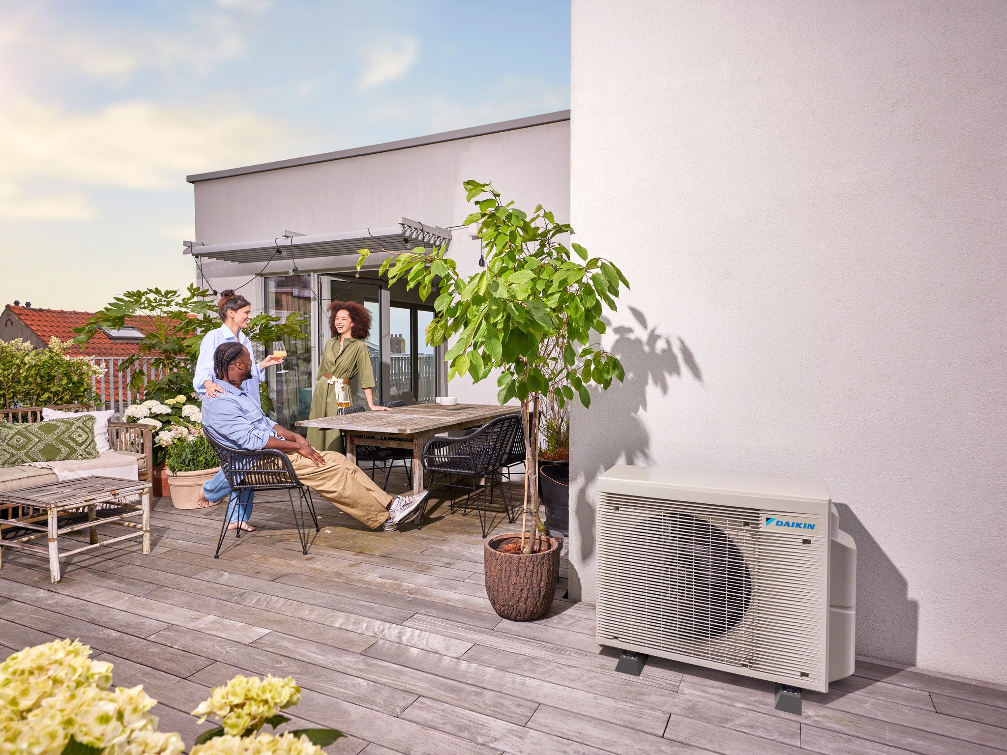 Dame lisant sur un lit dans une chambre à coucher confortable avec un climatiseur à pompe à chaleur installé au-dessus de la porte, pour une climatisation économe en énergie