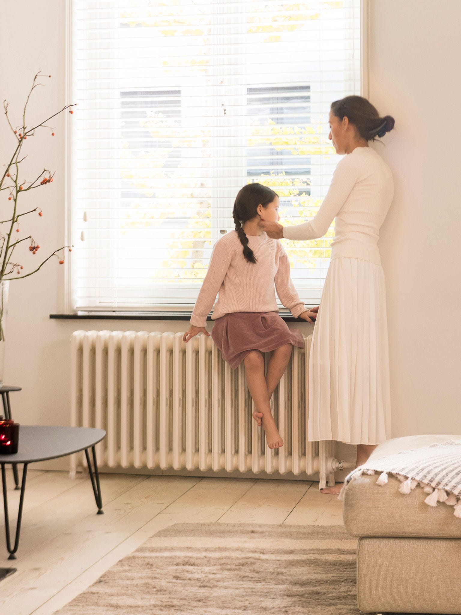 Moeder met haar dochter op een radiator
