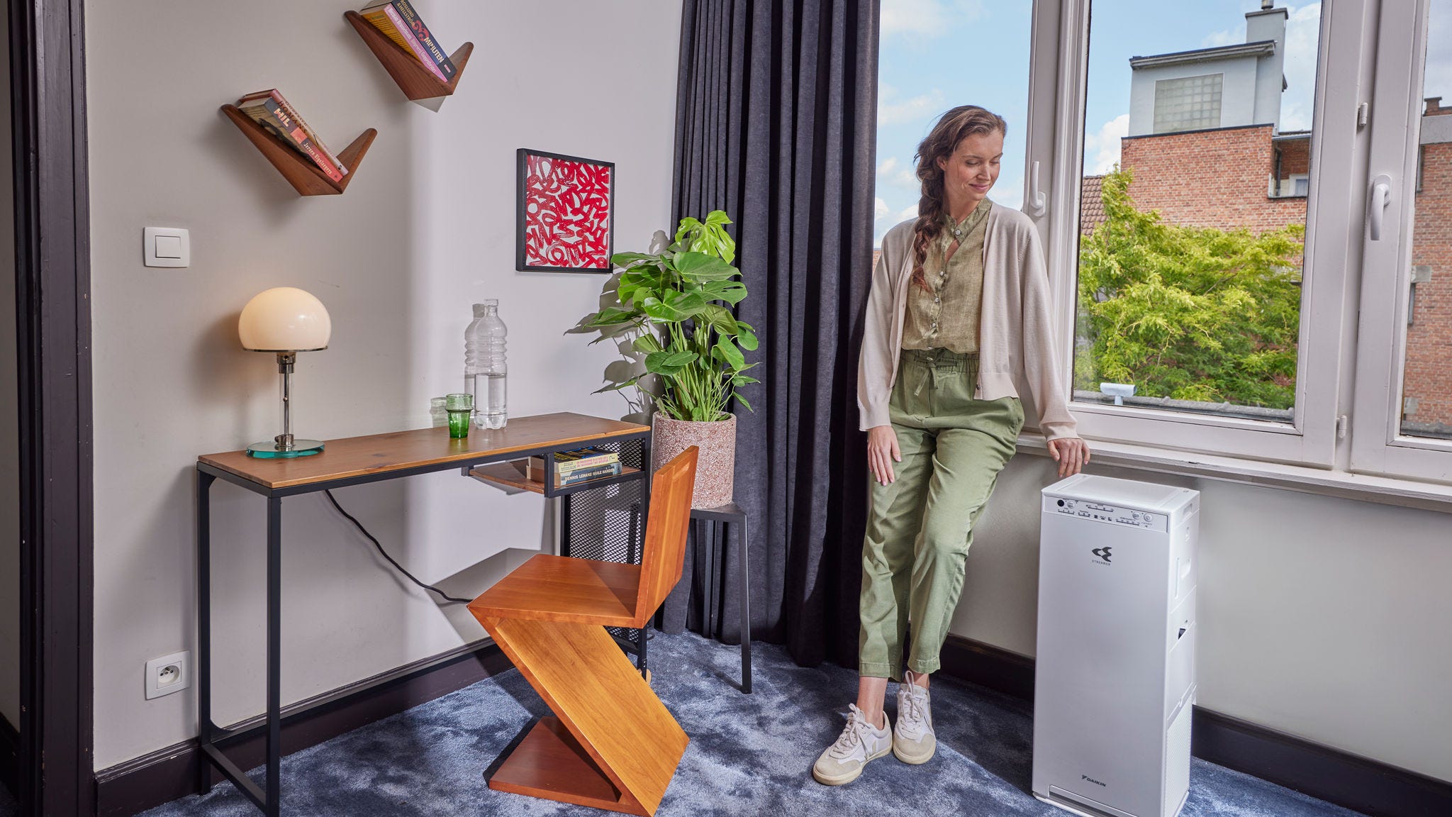 Vrouw zet luchtreiniger aan om de binnenluchtkwaliteit te verbeteren en de hoeveelheid allergenen te verminderen
