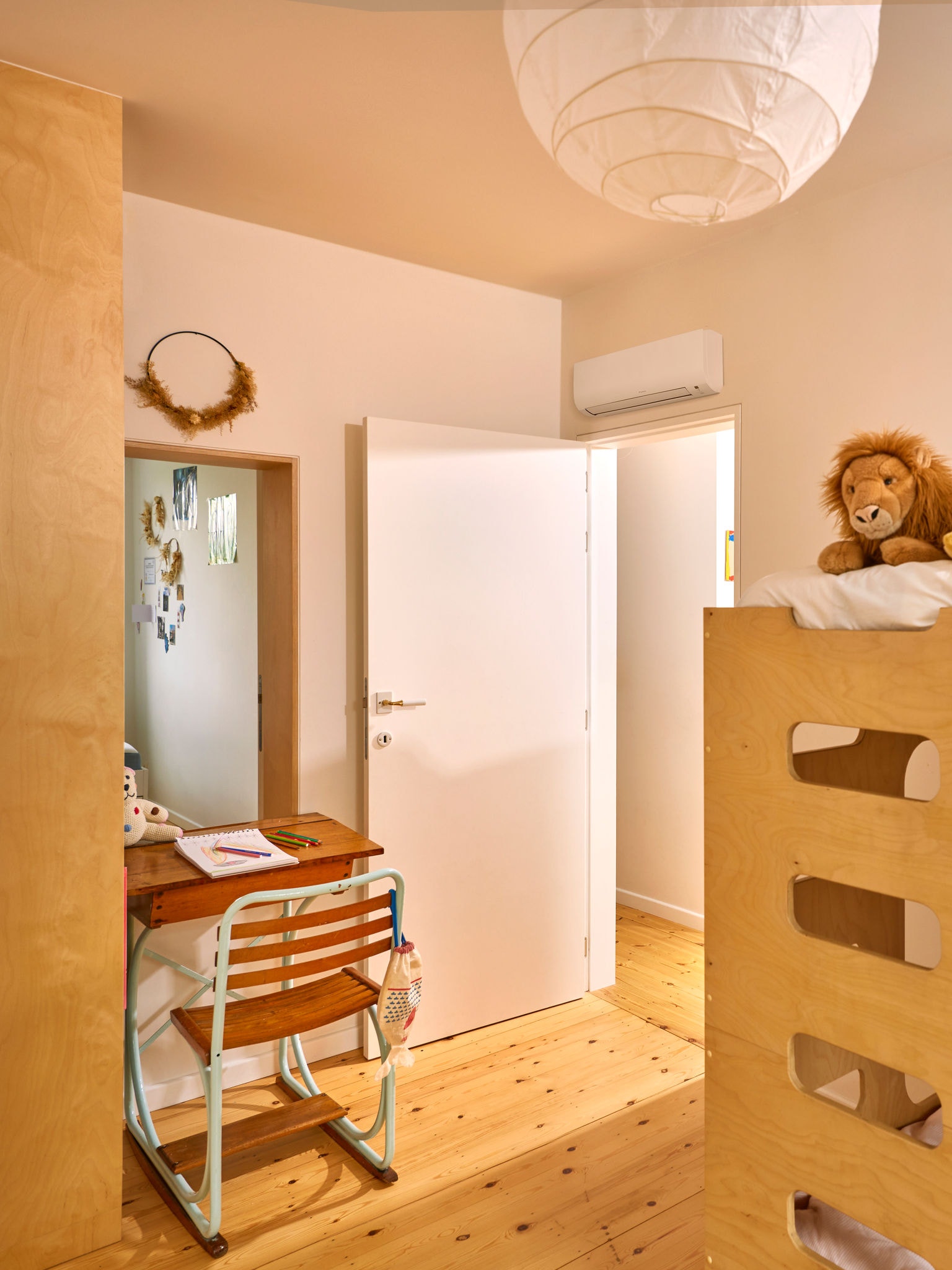 De kinderkamer blijft aangenaam koel dankzij de stille airco