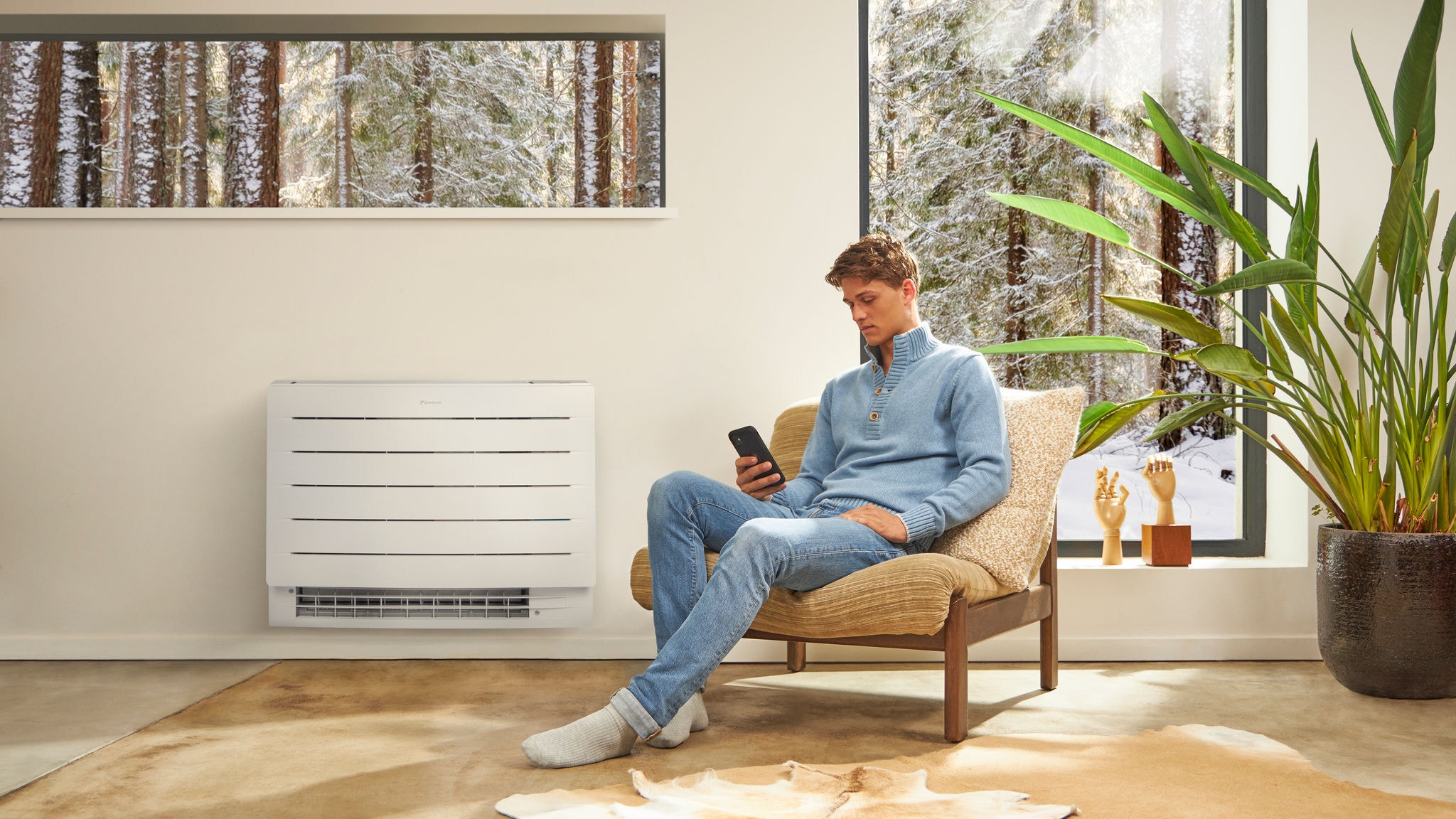 Homme consultant les options de ventilation sur le centre d'expérience virtuelle via son ordinateur portable