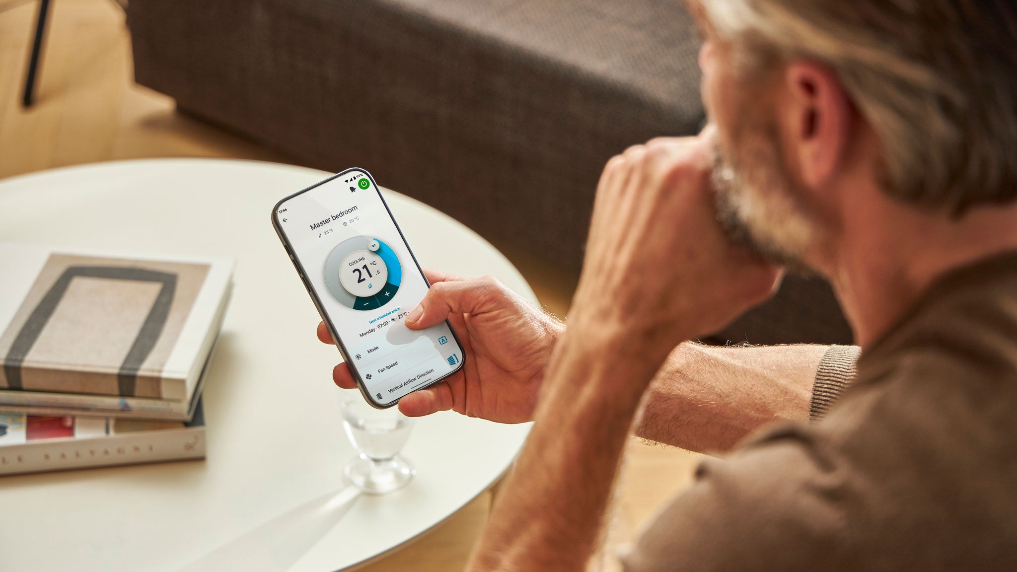 Un homme utilisant l'application Onecta