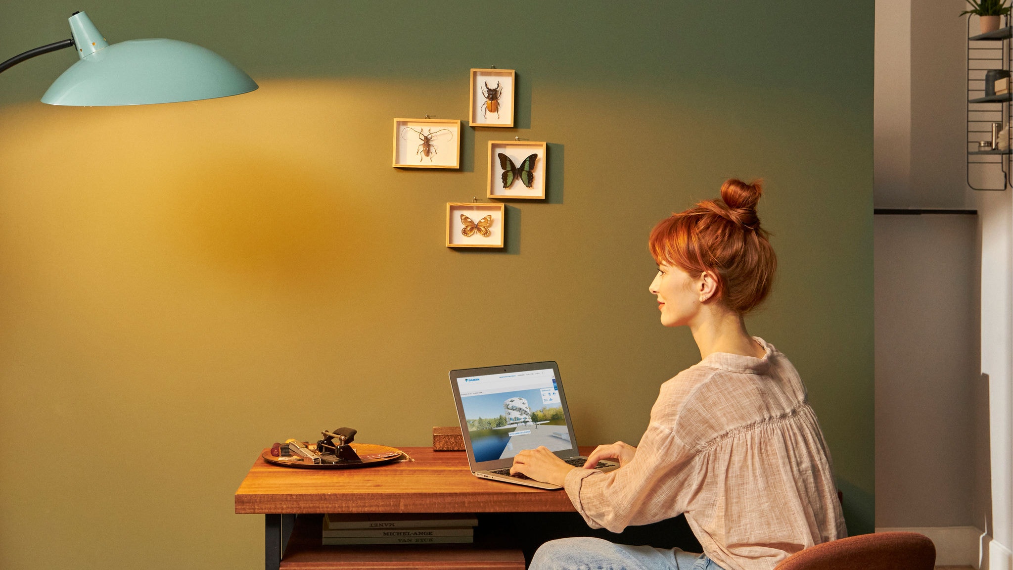 Une femme travaillant dans son bureau