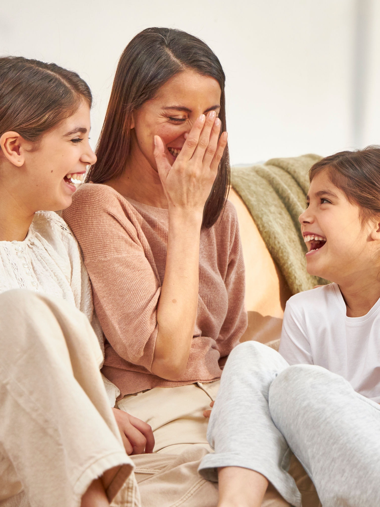 Mère et filles s'amusant dans une pièce parfaitement chauffée