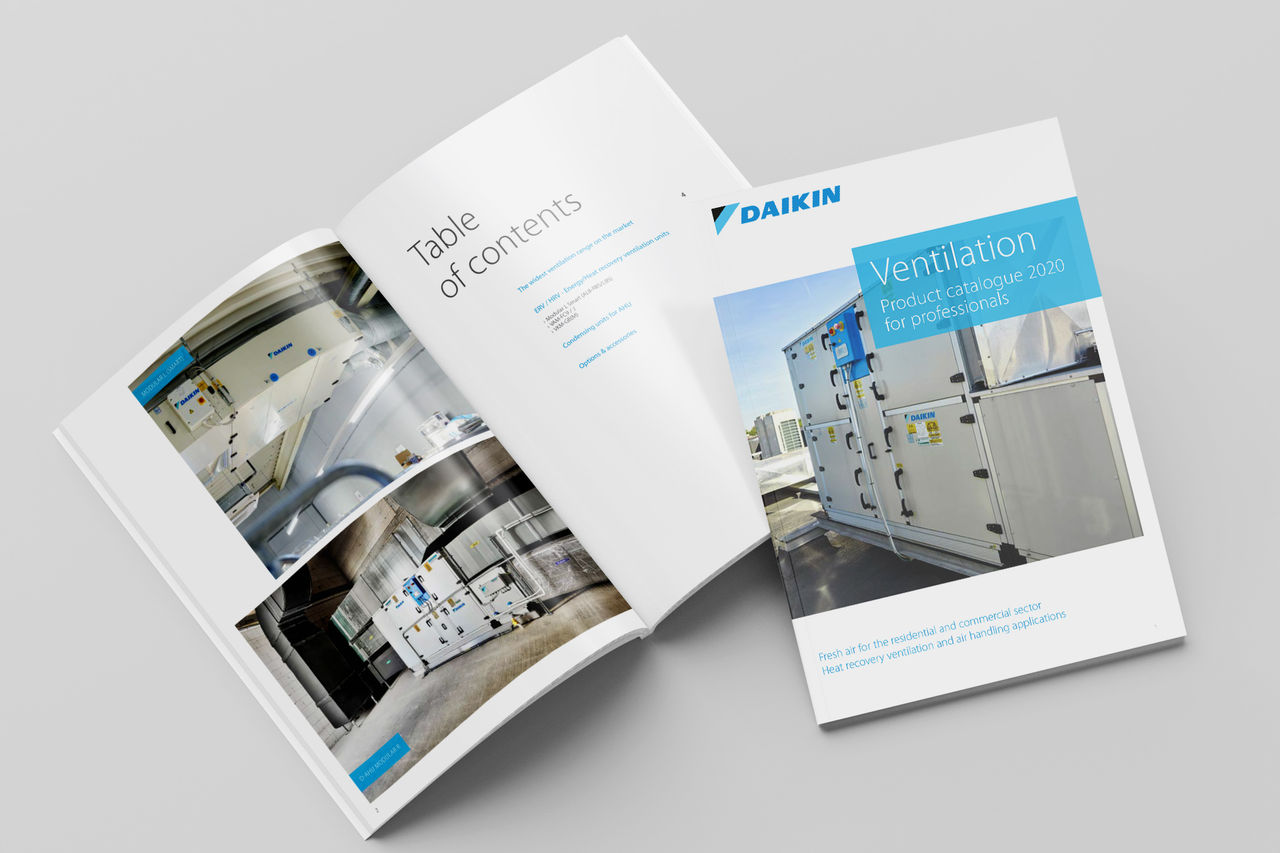 Catalogues de produits Daikin, un ouvert et un fermé.