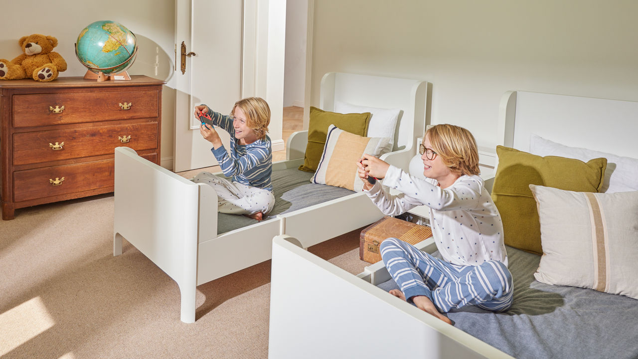 Frères jouant dans leur chambre