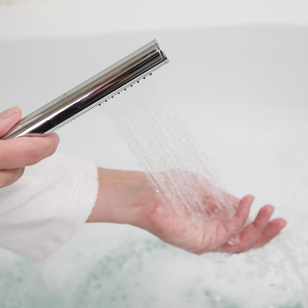 Pomme de douche portable avec de l'eau chaude
