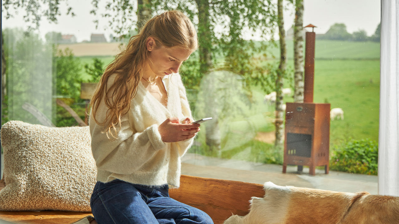 Femme utilisant son smartphone
