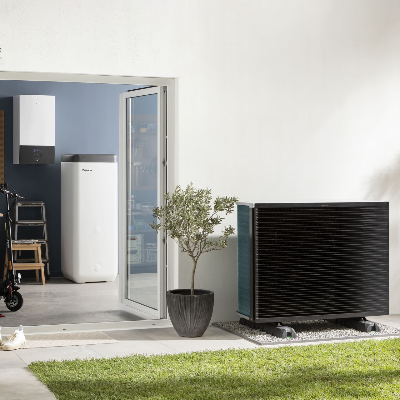 Buitenunit warmtepomp in de tuin