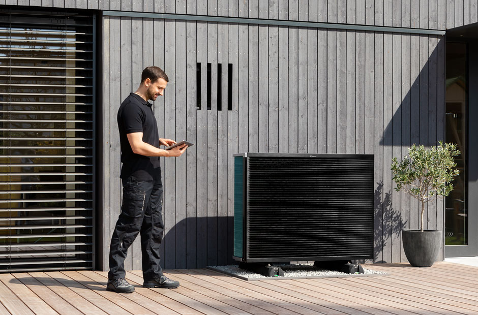 Installateur met Daikin Altherma-buitenunit