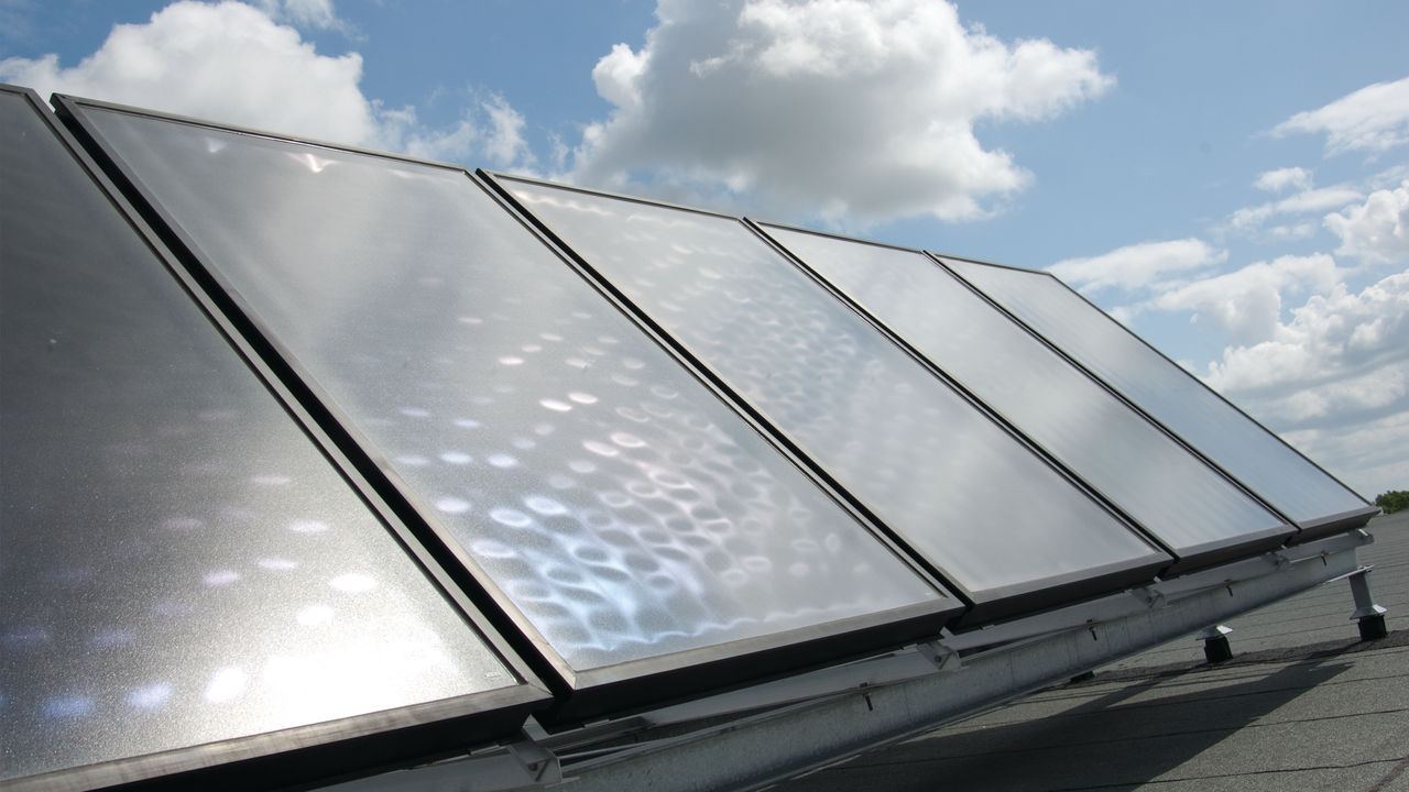 Zonnepanelen geïnstalleerd op het dak en gekoppeld aan de warmtepomp van Daikin om synergie te creëren en geld te besparen