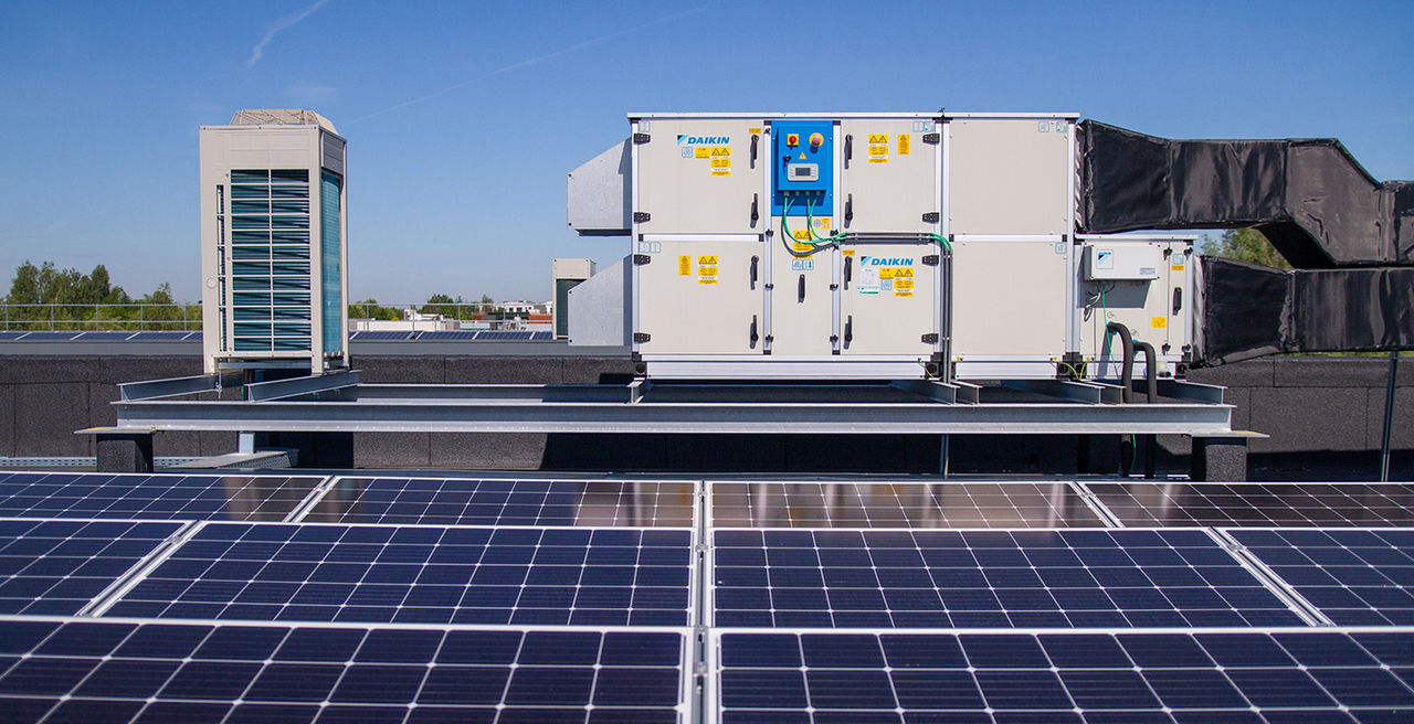 Installatie van een luchtbehandelingsunit op het dak